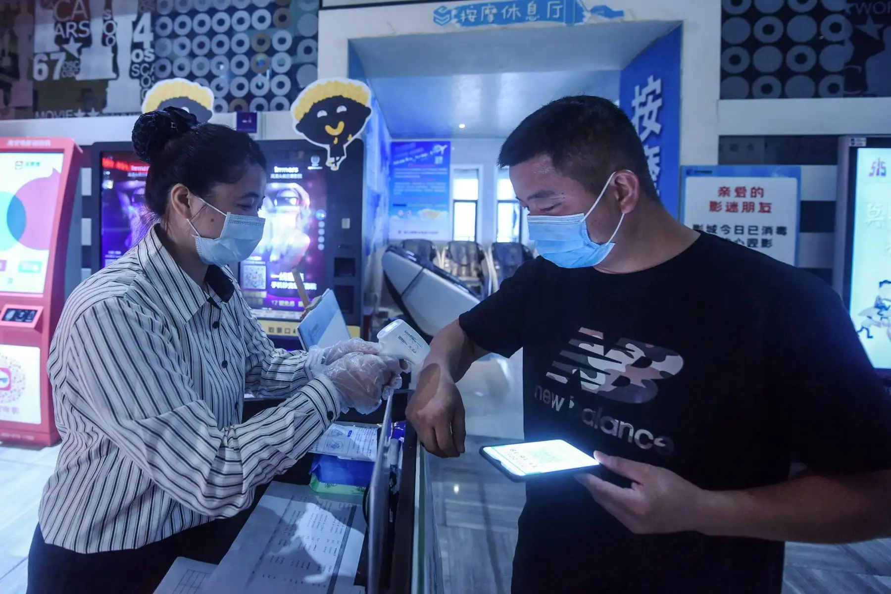 Un miembro del personal verifica la temperatura corporal de un hombre antes de que ingrese a un cine en Hangzhou, en la provincia oriental china de Zhejiang.
Foto: AFP