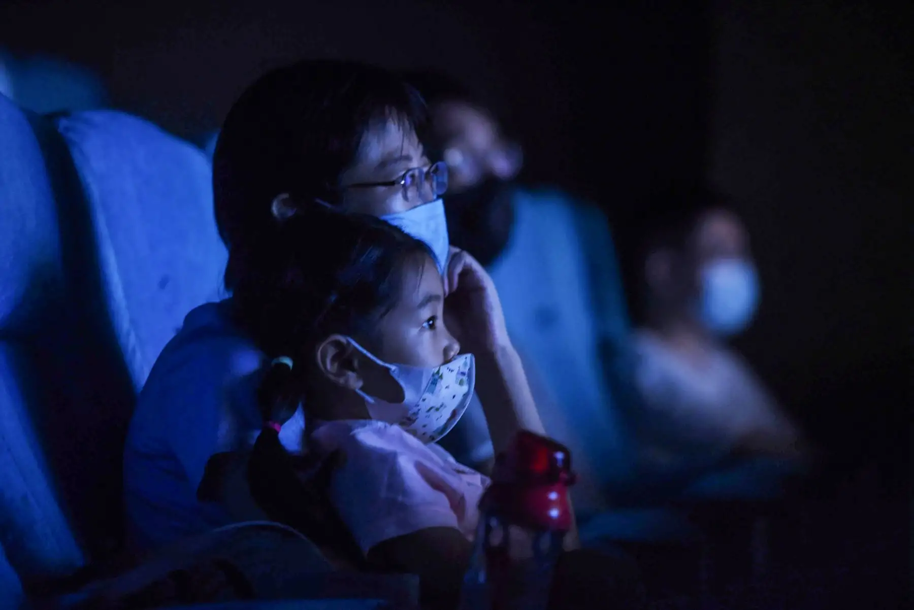 La gente mira una película mientras se sientan por separado para el distanciamiento social en un cine en Hangzhou, en la provincia oriental china de Zhejiang.
Foto: AFP