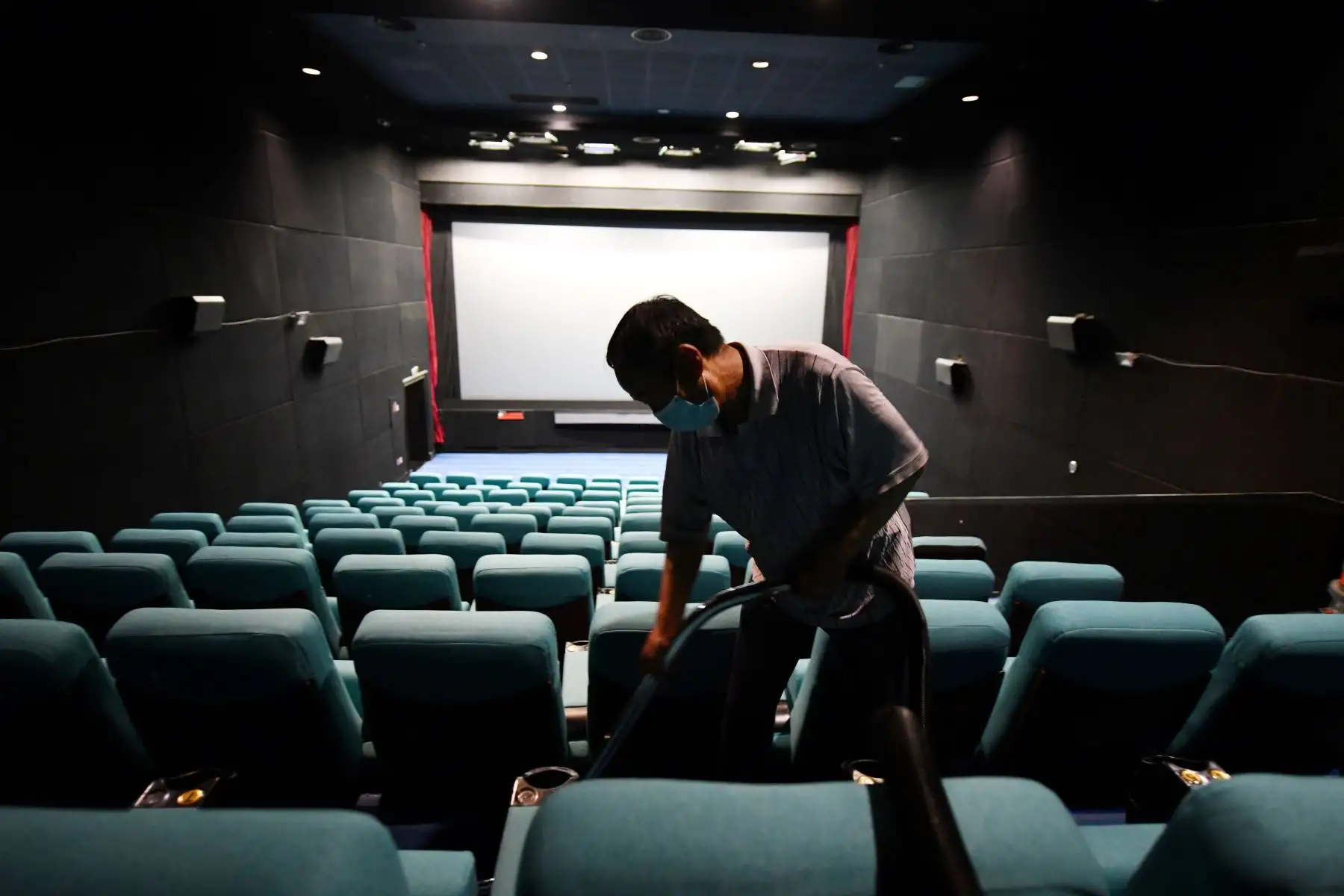 Un trabajador limpia un cine en Beijing . Cientos de cines reabrieron en decenas de ciudades chinas.
Foto: AFP