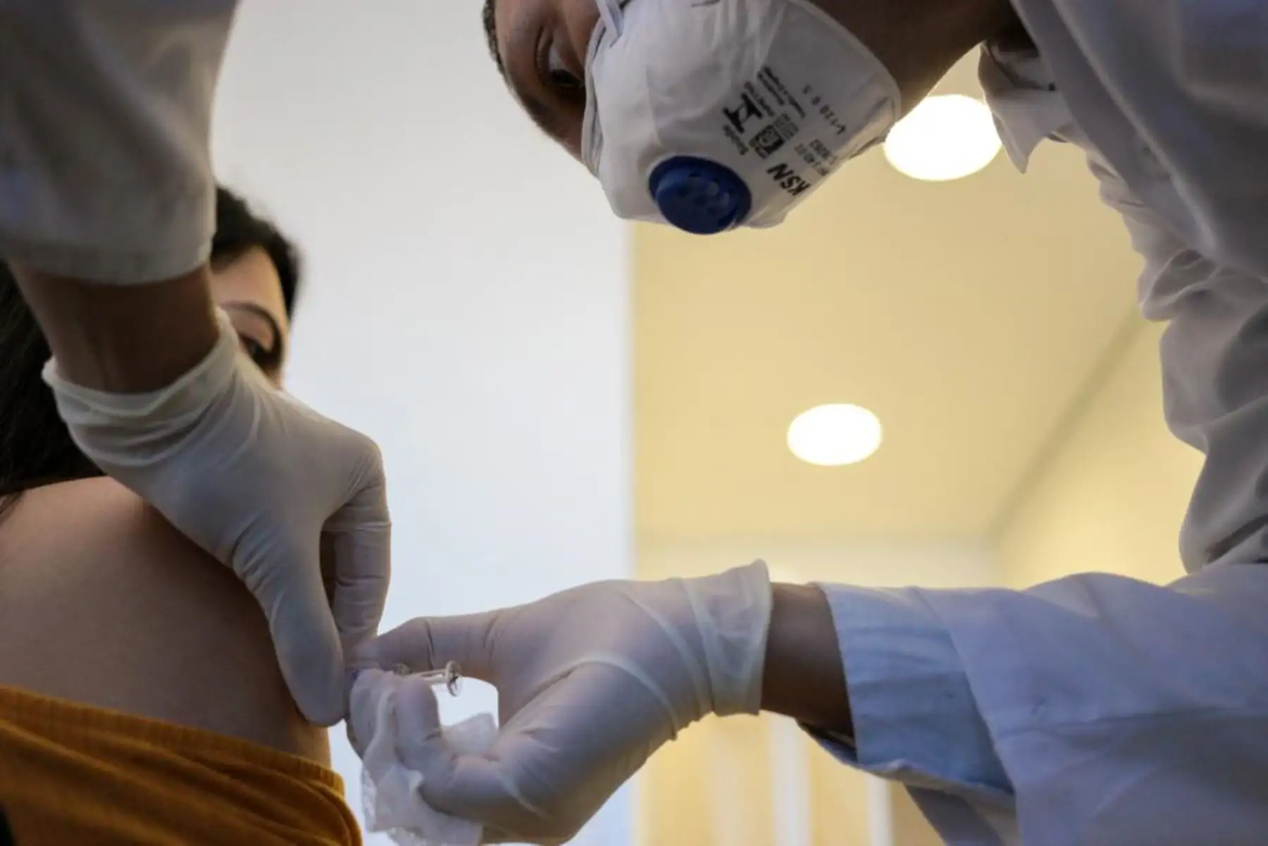 Un voluntario que recibe la vacuna COVID-19 durante la etapa de prueba de la vacuna producida por la compañía china Sinovac Biotech. Foto: AFP