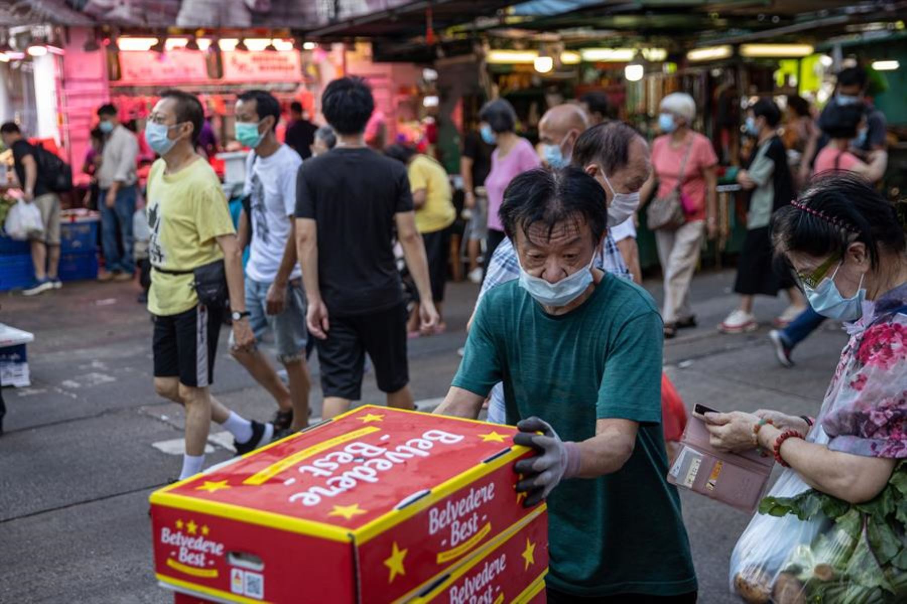 Un hombre compra en un mercado de Hong Kong. Foto: EFE