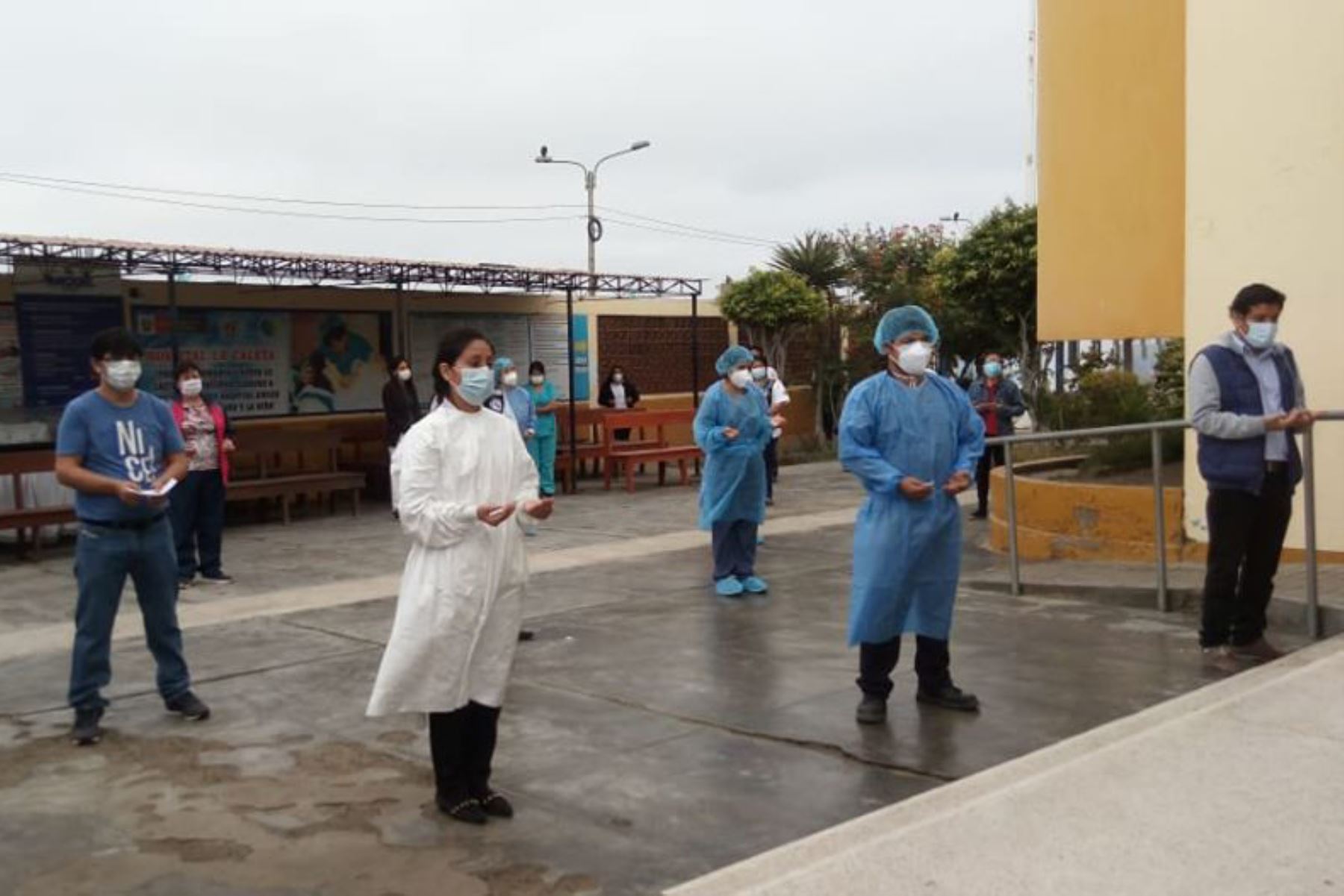 Trabajadores del Hospital La Caleta de Chimbote (Áncash), que vencieron al covid-19, volvieron a sus puestos. Foto: ANDINA/Difusión