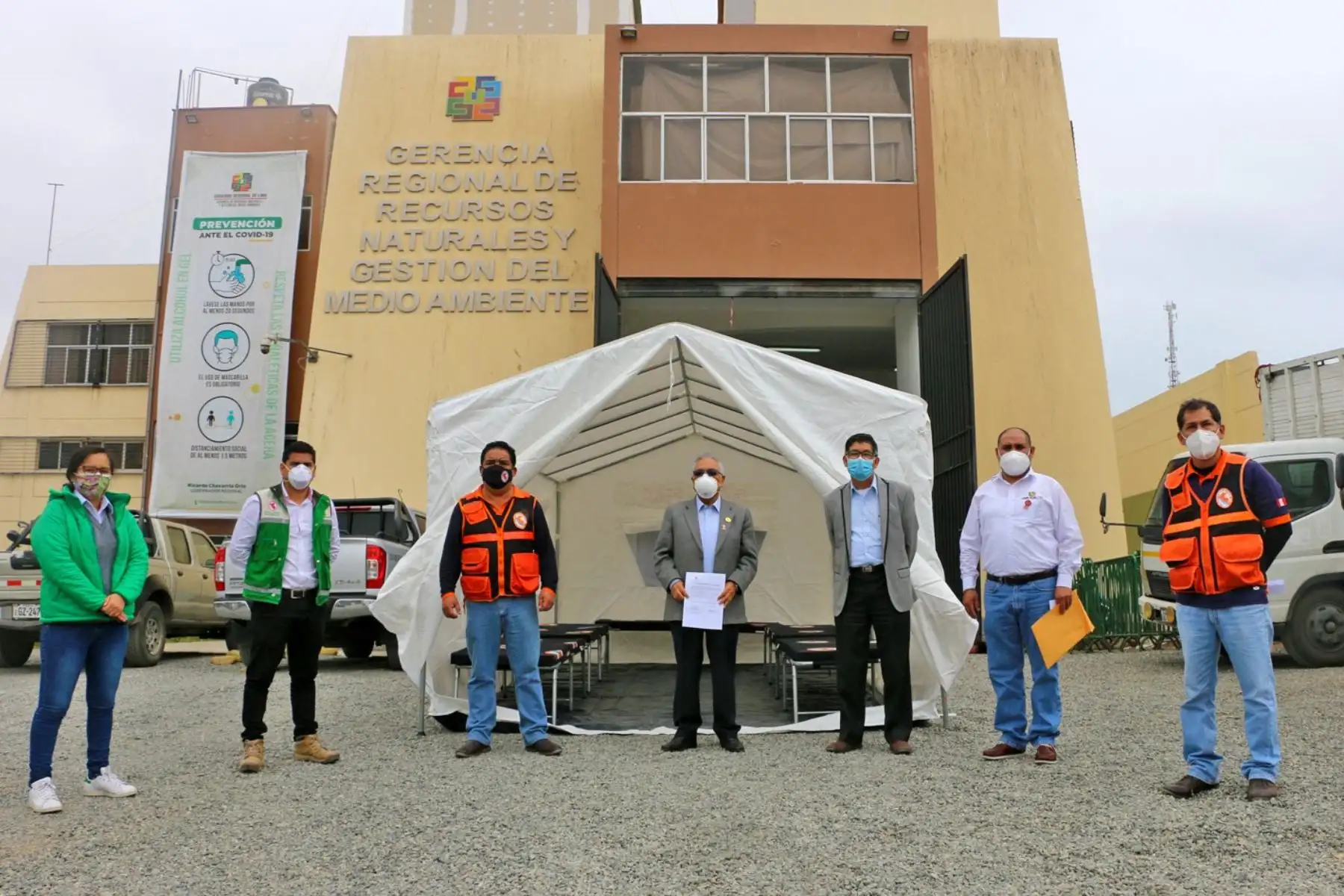 Gobernador regional Ricardo Chavarría presenta carpas y material entregado por Defensa Civil para reforzar respuesta al covid-19.