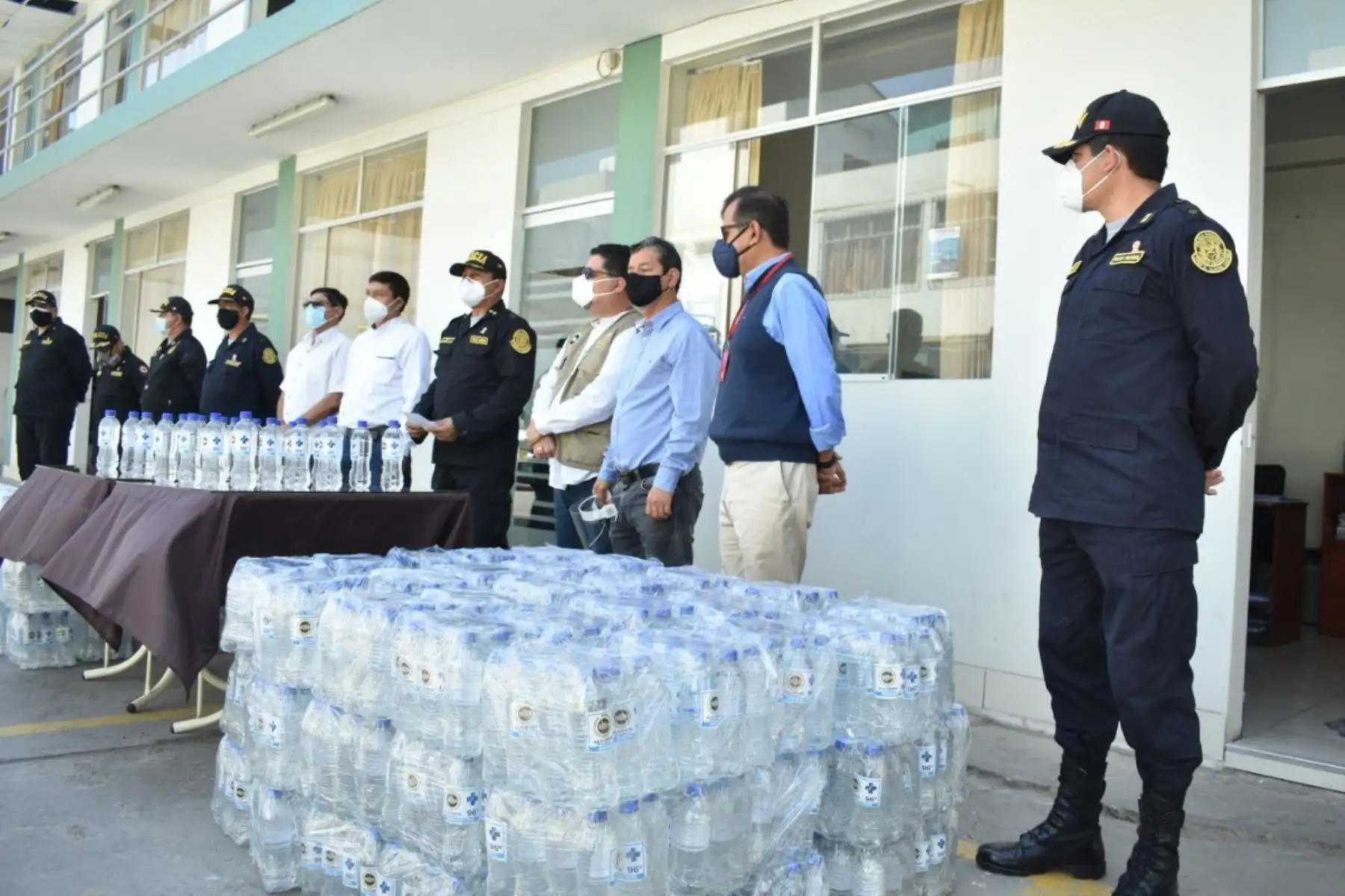 En Chiclayo, sector privado dona alcohol para apoyar labor de policías en la contención del covid-19.