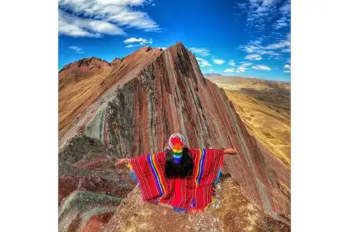 Esta es “Pallay Poncho”, la montaña filuda de colores que se erige imponente en la provincia de Canas, región Cusco. Foto: Cortesía “Vidal Expeditions Perú”