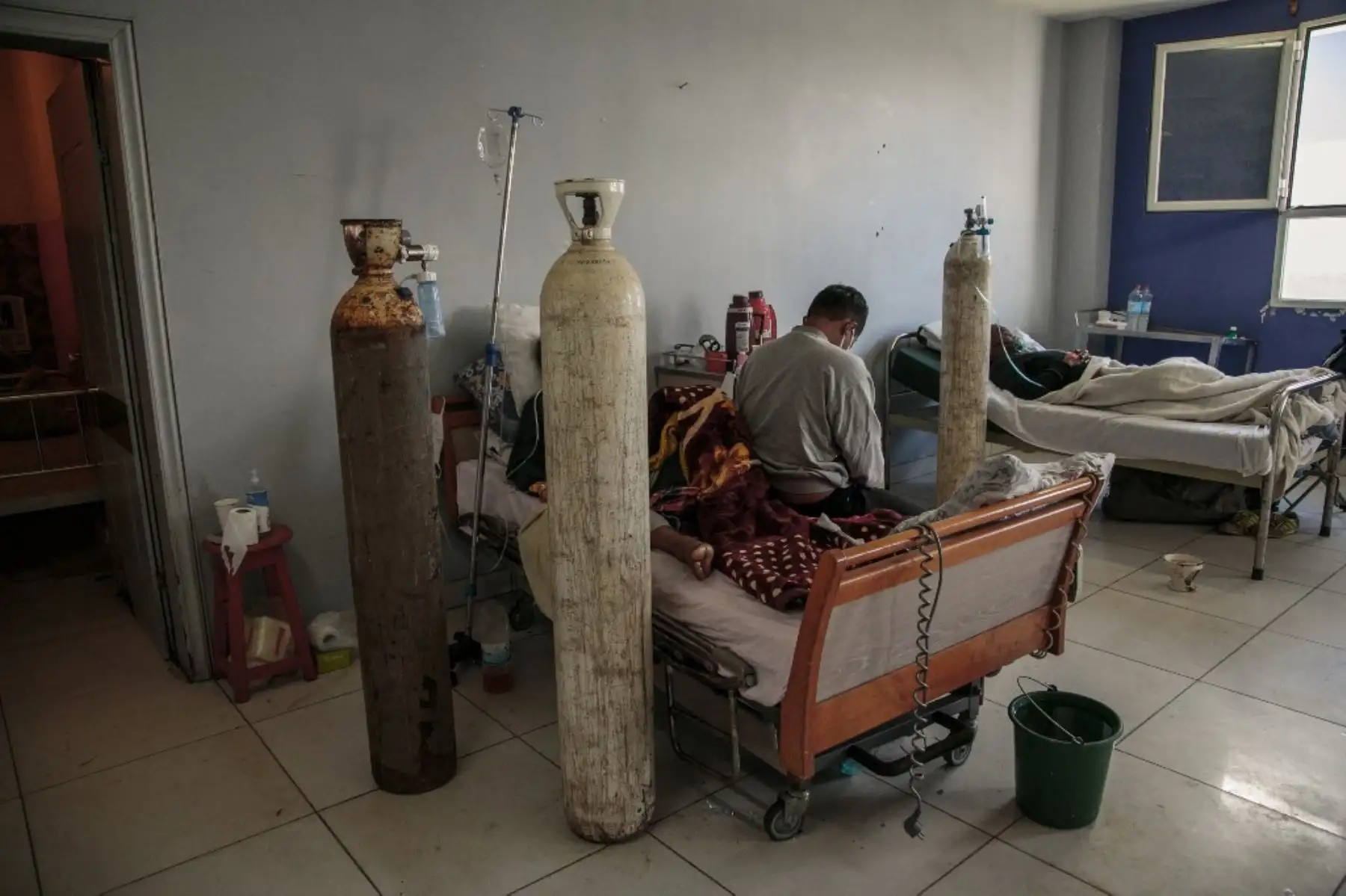 Un paciente gravemente enfermo con coronavirus covid-19 está siendo tratado en el Hospital Universitario Andohatapenaka en Antananarivo, Madagascar. Foto: AFP
