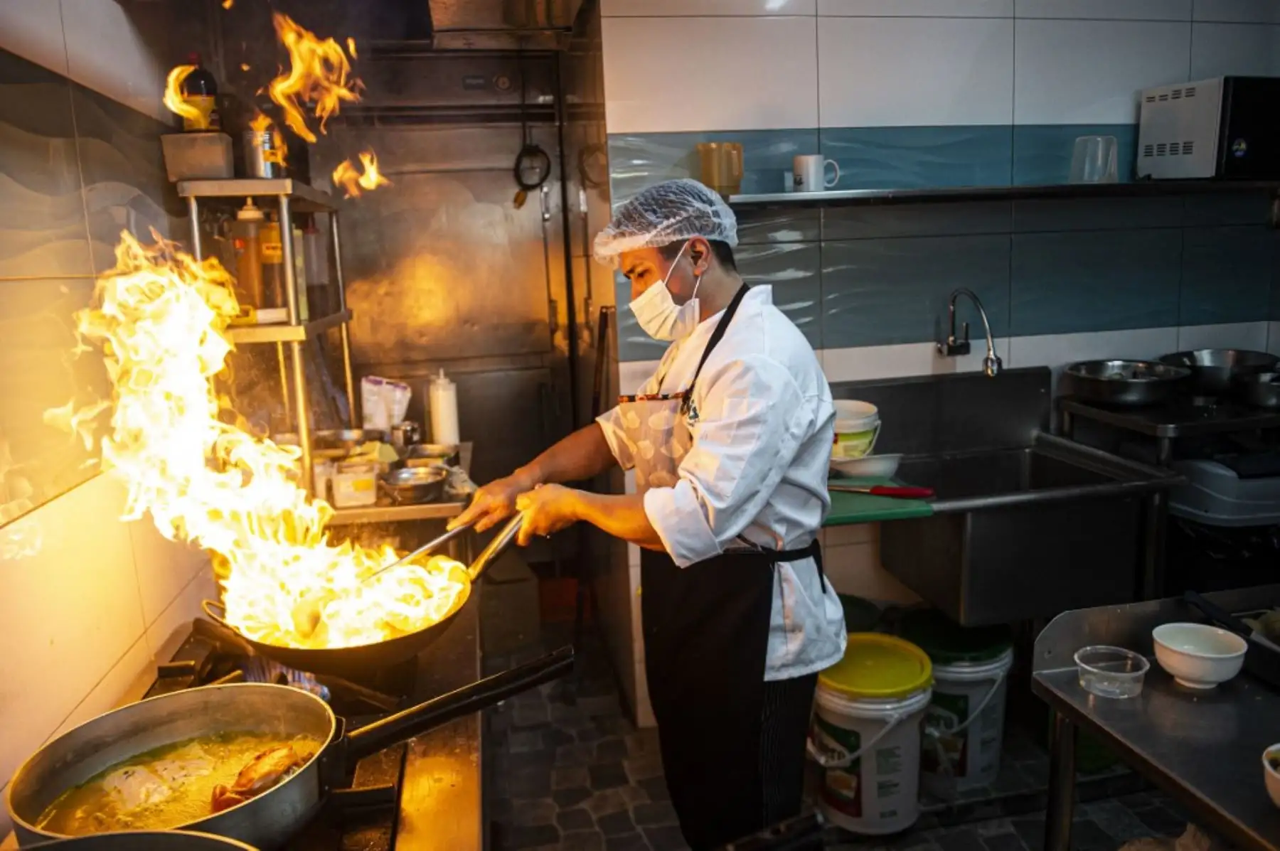 Un cocinero prepara un plato llamado "Lomo Saltado" en la cocina de un restaurante en Lima. Foto: AFP