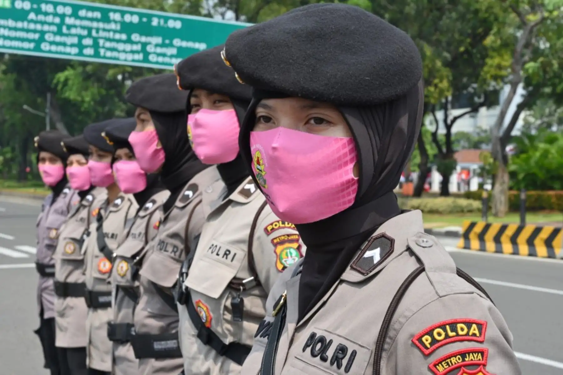 La policía indonesia con mascarillas como medida preventiva contra el coronavirus COVID-19 se encuentran en plena guardia. Foto: AFP