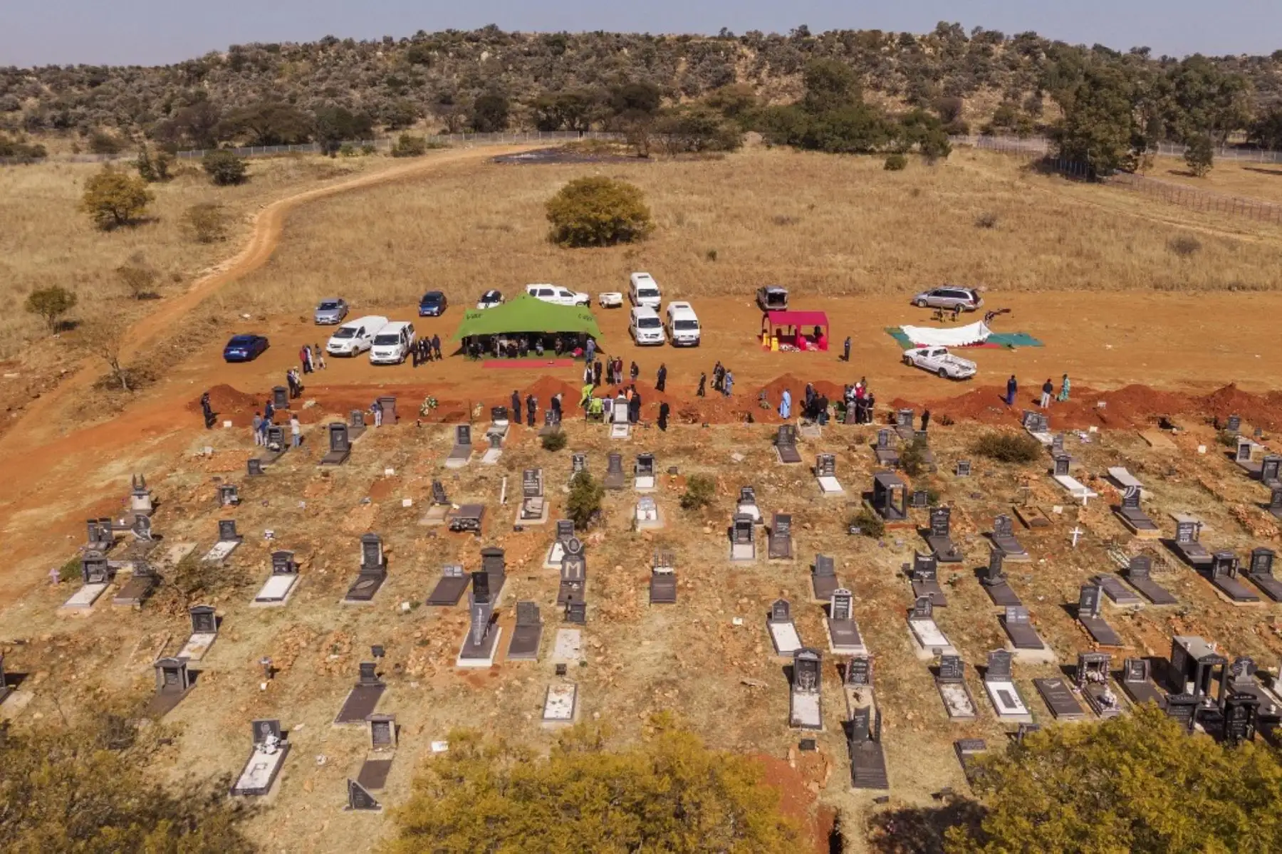 Esta fotografía aérea tomada del cementerio de Westbank en Johannesburgo, Sudáfrica. Foto: AFP