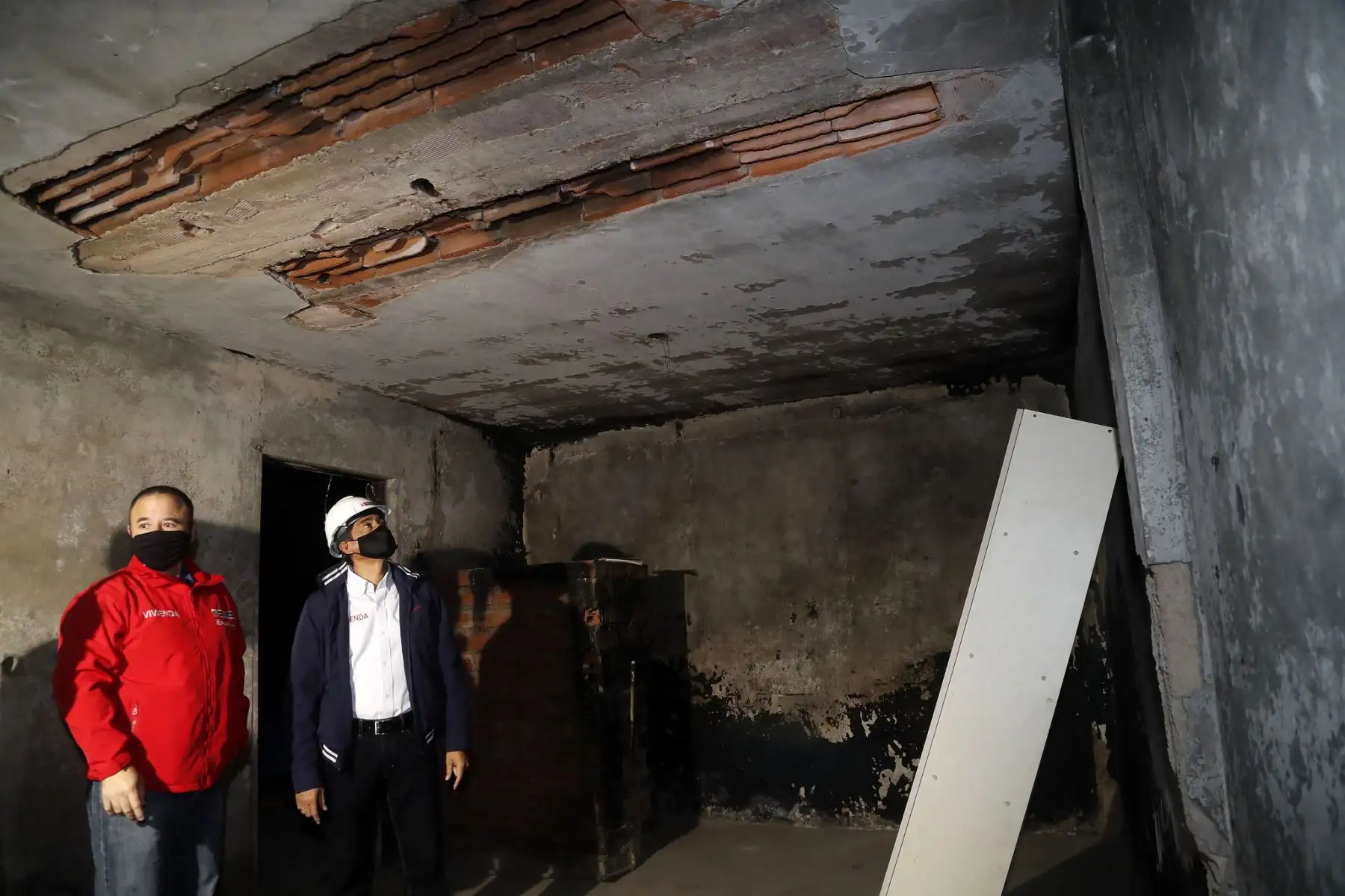 Ministro de Vivienda Carlos Lozada acompañado del Viceministro de Vivienda y Urbanismo , David Ramos, supervisa avance de obras en Villa El Salvador en las viviendas afectadas por la deflagración .

Foto:Ministerio de Vivienda