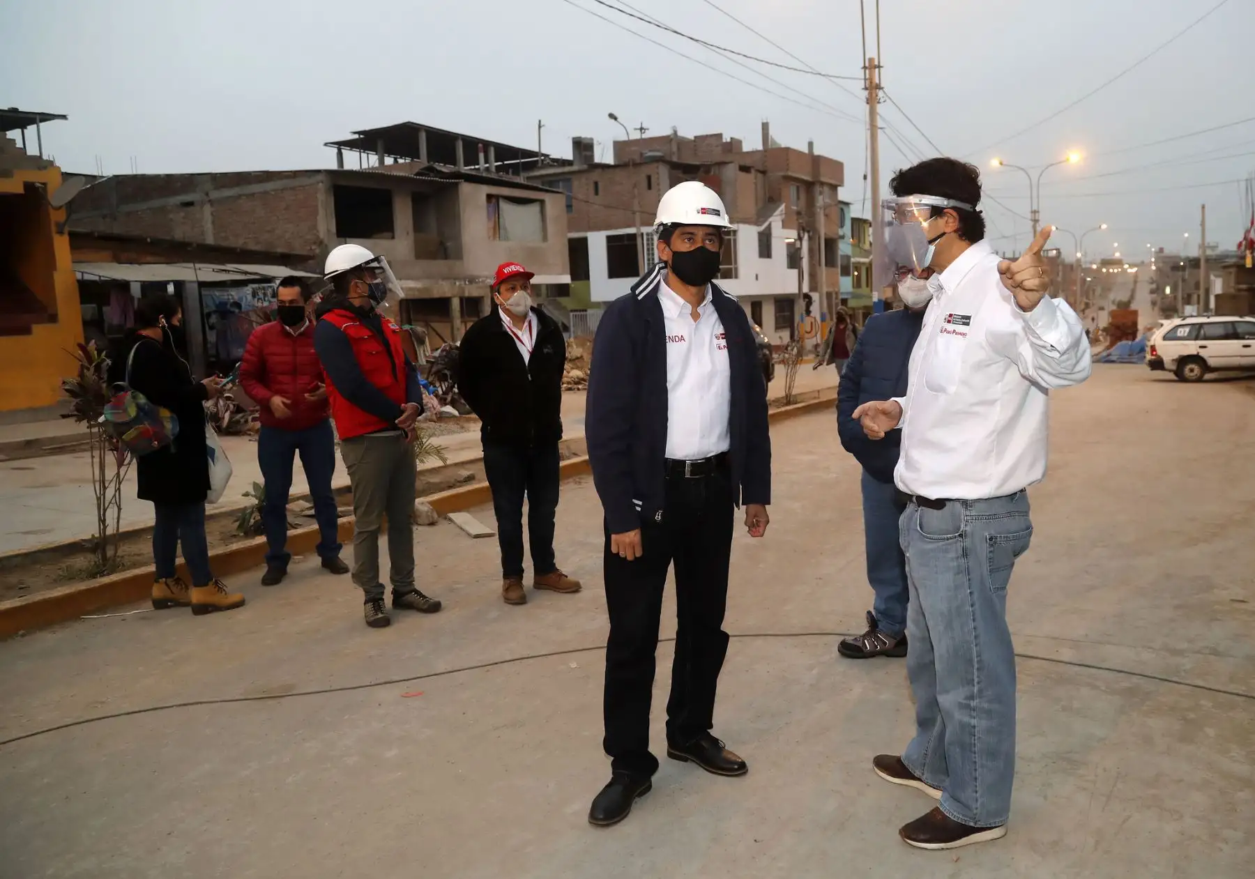 Ministro de Vivienda Carlos Lozada acompañado del Viceministro de Vivienda y Urbanismo , David Ramos, supervisa avance de obras en Villa El Salvador en las viviendas afectadas por la deflagración .

Foto:Ministerio de Vivienda