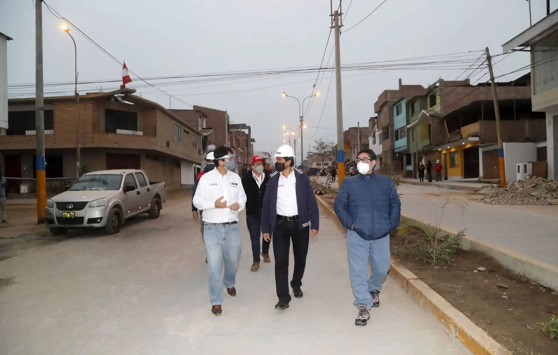 Ministro de Vivienda Carlos Lozada acompañado del Viceministro de Vivienda y Urbanismo , David Ramos, supervisa avance de obras en Villa El Salvador en las viviendas afectadas por la deflagración .

Foto:Ministerio de Vivienda