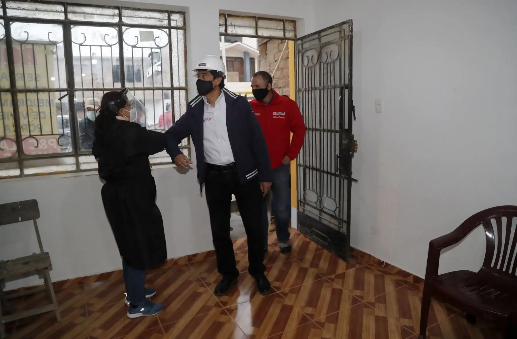 Ministro de Vivienda Carlos Lozada acompañado del Viceministro de Vivienda y Urbanismo , David Ramos, supervisa avance de obras en Villa El Salvador en las viviendas afectadas por la deflagración .

Foto:Ministerio de Vivienda