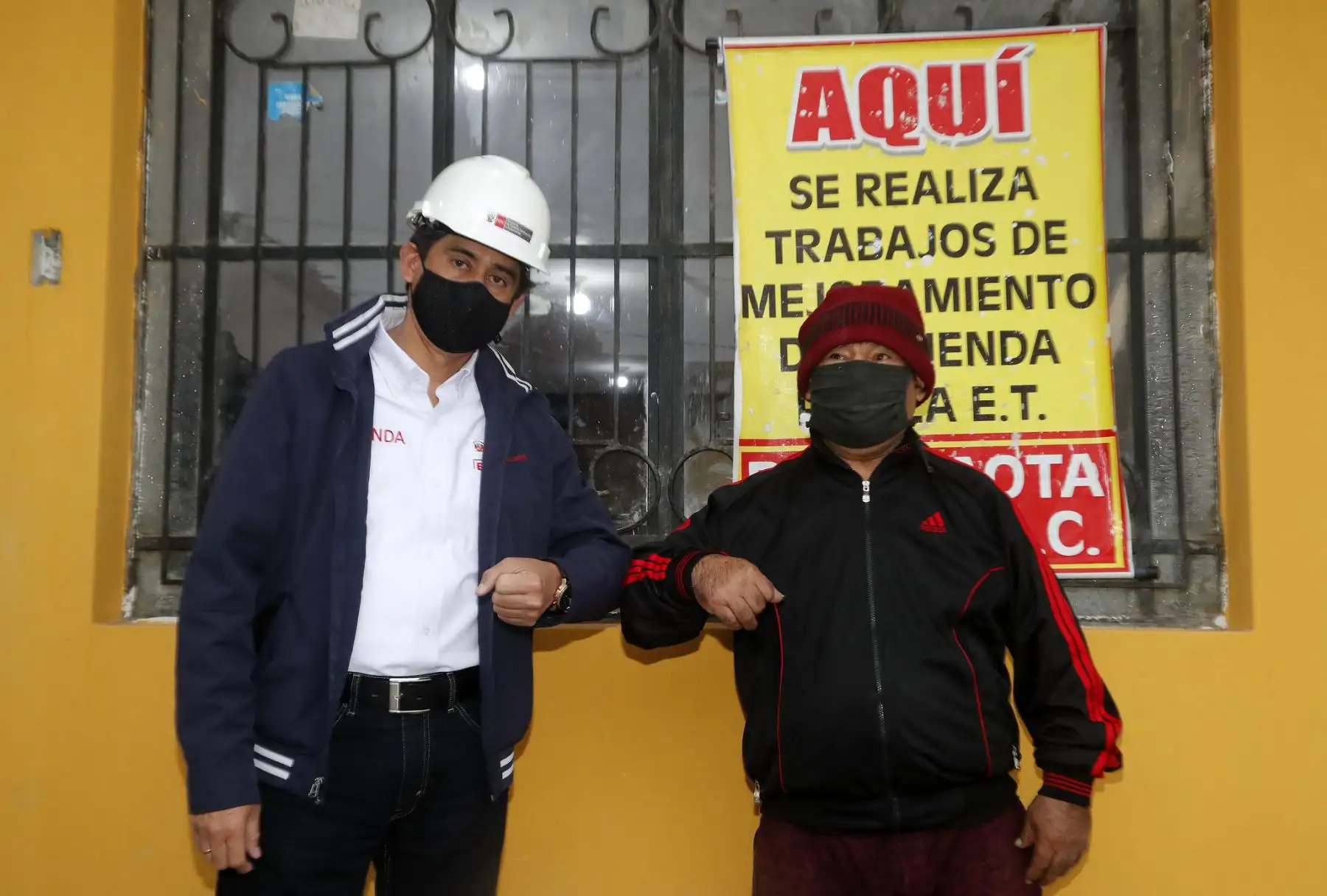 Ministro de Vivienda Carlos Lozada acompañado del Viceministro de Vivienda y Urbanismo , David Ramos, supervisa avance de obras en Villa El Salvador en las viviendas afectadas por la deflagración .

Foto:Ministerio de Vivienda