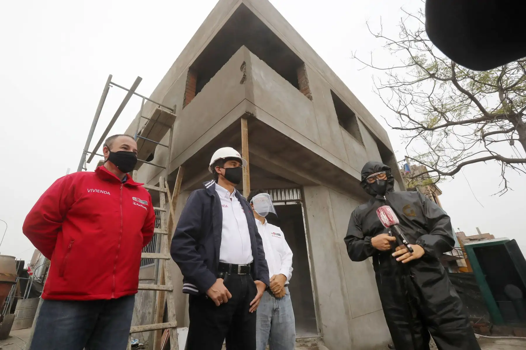 Ministro de Vivienda Carlos Lozada acompañado del Viceministro de Vivienda y Urbanismo , David Ramos, supervisa avance de obras en Villa El Salvador en las viviendas afectadas por la deflagración .

Foto:Ministerio de Vivienda
