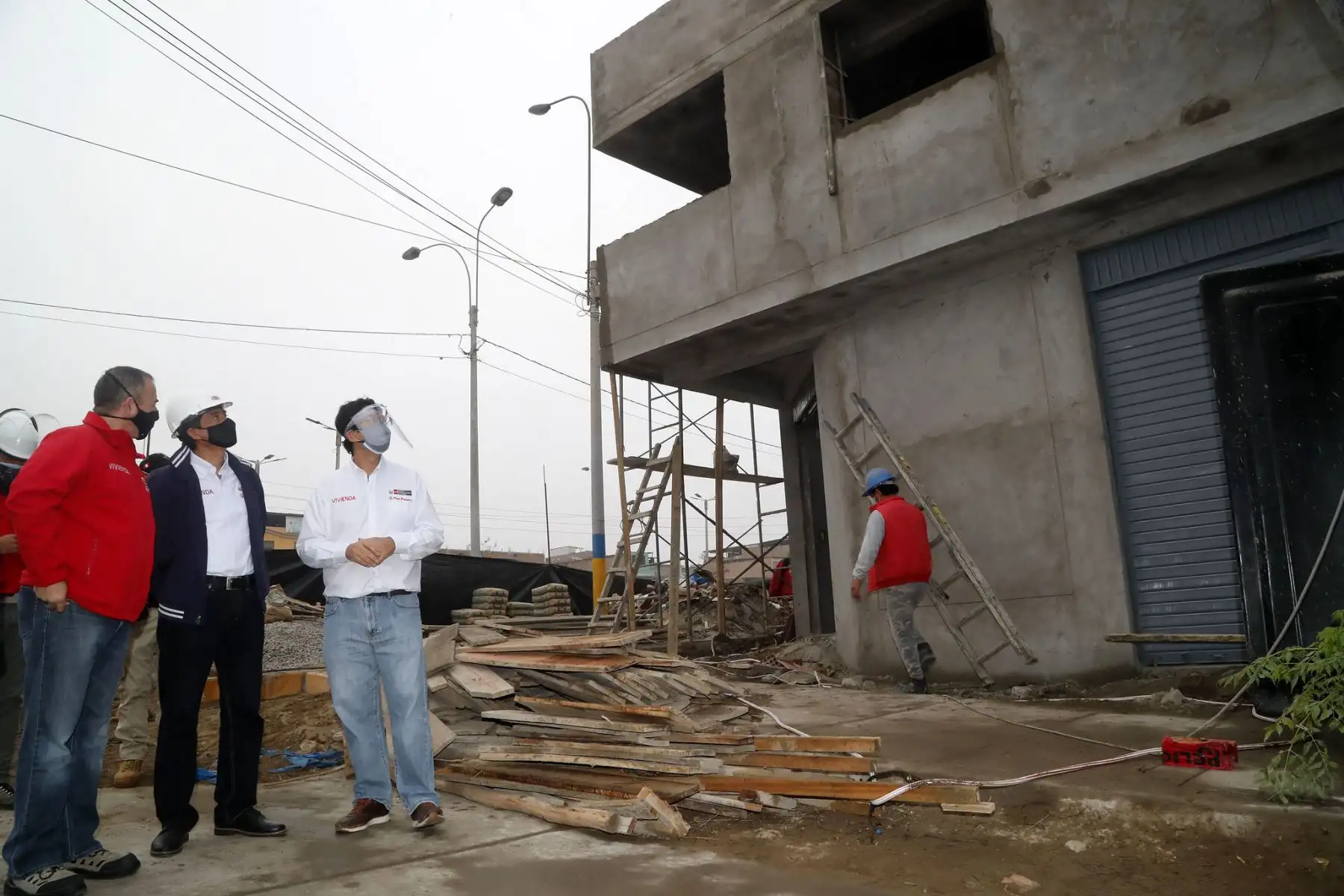 Ministro de Vivienda Carlos Lozada acompañado del Viceministro de Vivienda y Urbanismo , David Ramos, supervisa avance de obras en Villa El Salvador en las viviendas afectadas por la deflagración .

Foto:Ministerio de Vivienda