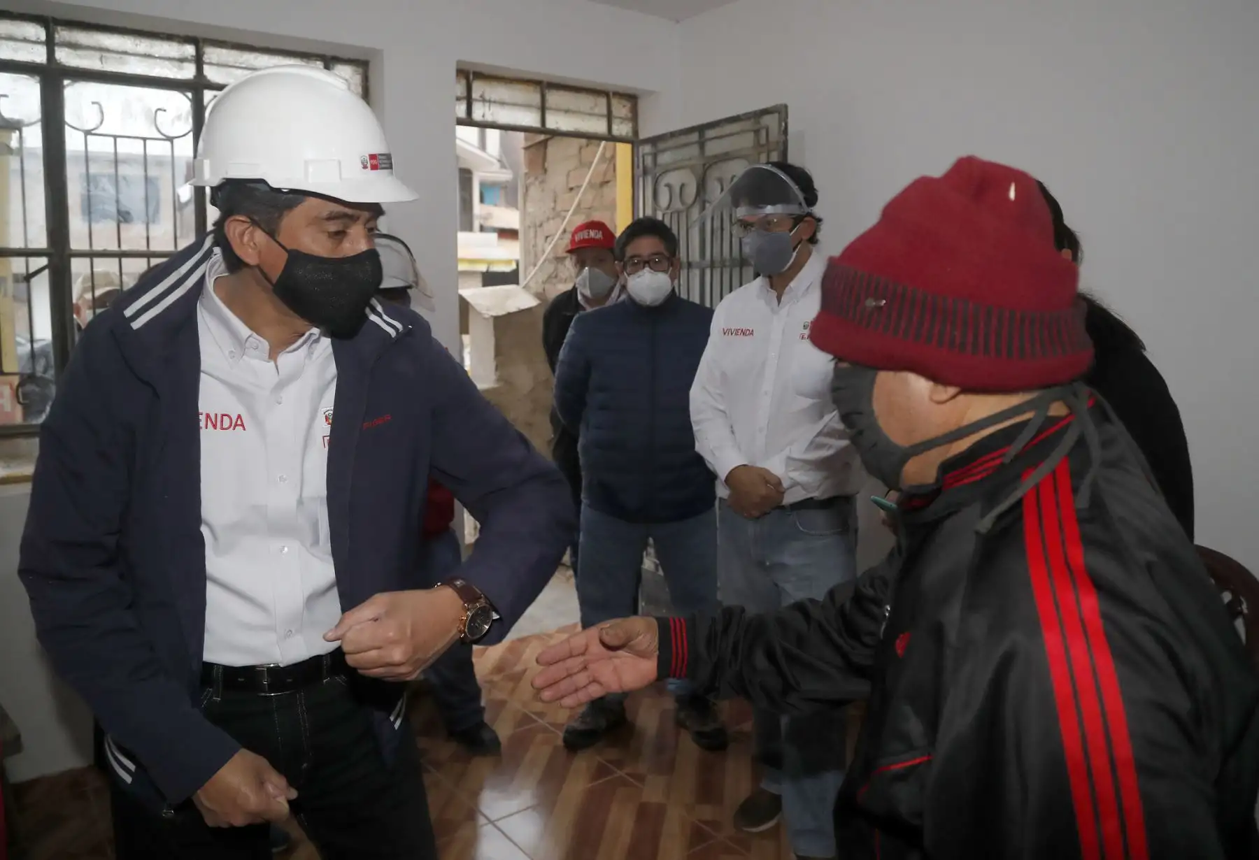 Ministro de Vivienda Carlos Lozada acompañado del Viceministro de Vivienda y Urbanismo , David Ramos, supervisa avance de obras en Villa El Salvador en las viviendas afectadas por la deflagración .

Foto:Ministerio de Vivienda