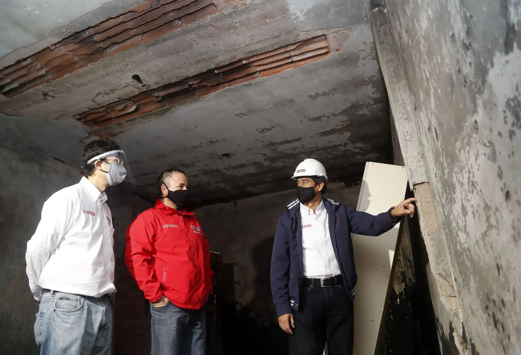 Ministro de Vivienda Carlos Lozada acompañado del Viceministro de Vivienda y Urbanismo , David Ramos, supervisa avance de obras en Villa El Salvador en las viviendas afectadas por la deflagración .

Foto:Ministerio de Vivienda