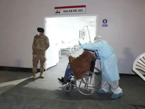 Trasladan a los primeros pacientes covid-19 al hospital temporal de Arequipa. Se priorizó a enfermos que pernoctaban en el hospital Honorio Delgado. ANDINA/Difusión