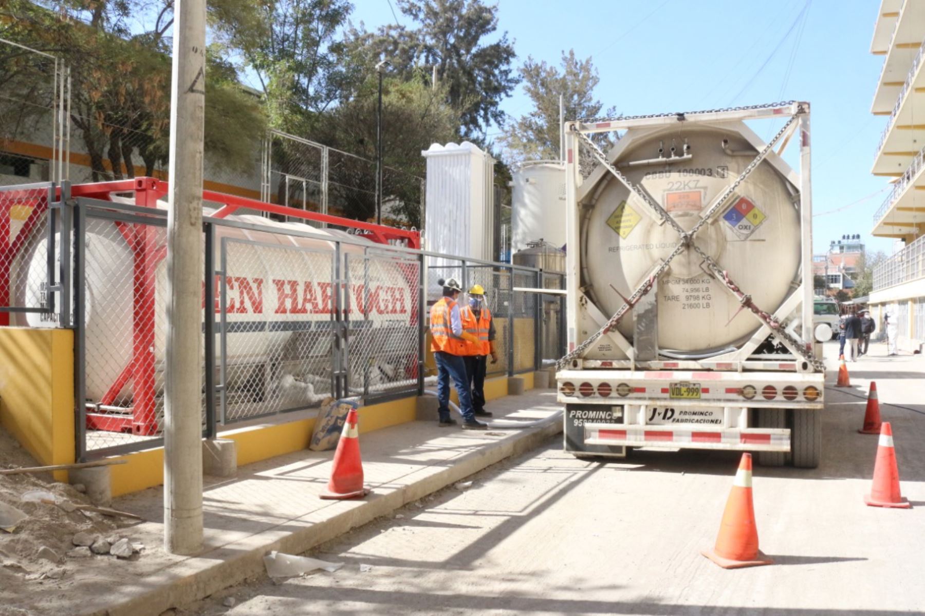 El hospital covid-19 de Arequipa recibió el primer camión cisterna de oxígeno donado por Southern Peru. Foto: Difusión