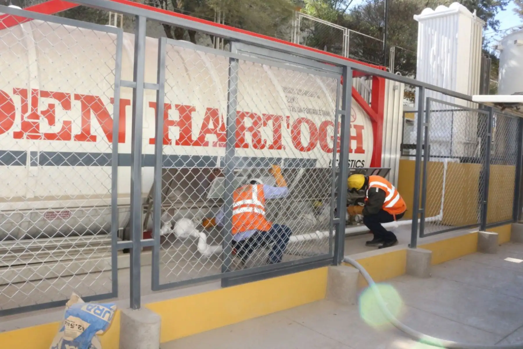El hospital covid-19 de Arequipa recibió el primer camión cisterna de oxígeno donado por Southern Peru. Foto: Difusión