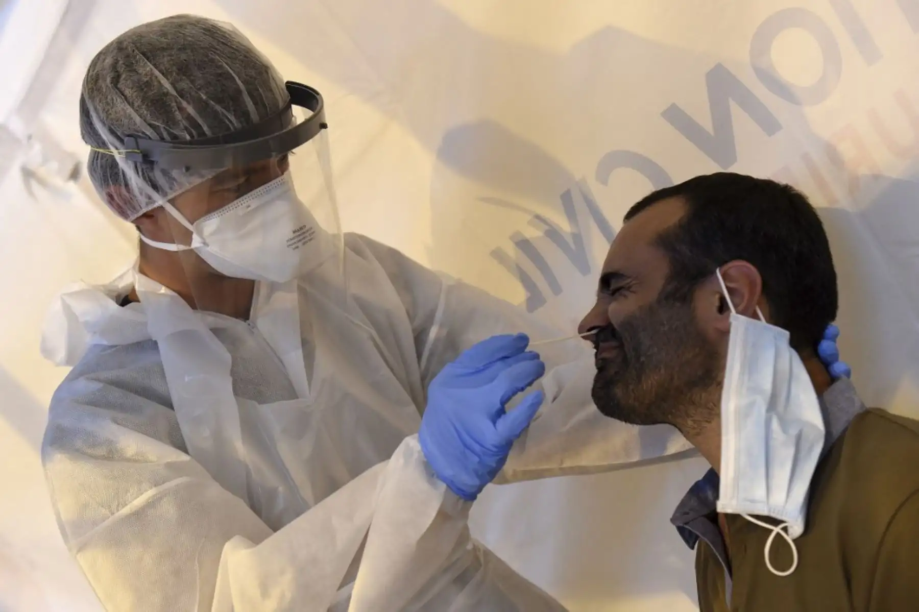 Un biólogo recoge una muestra de una mujer en una prueba covid-19, en Laval, oeste de Francia. Foto: AFP