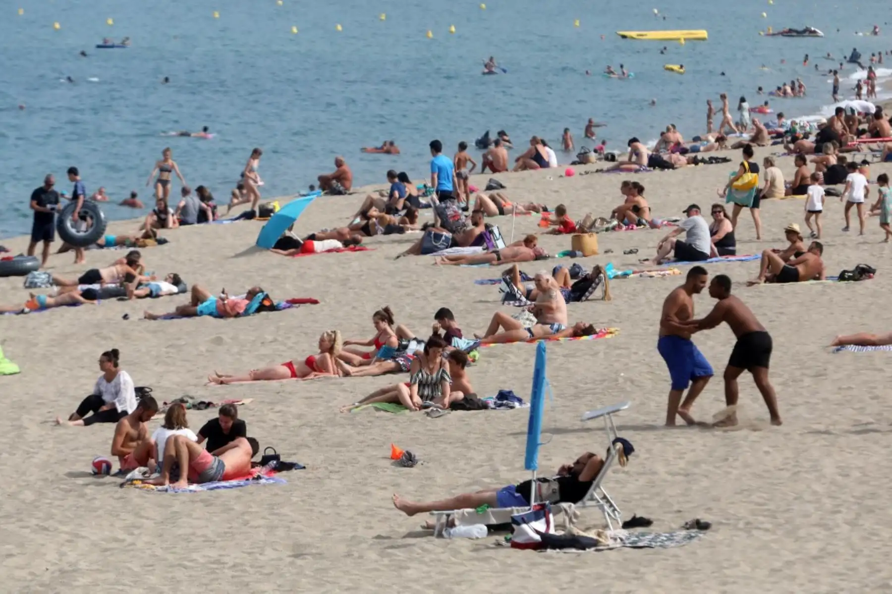 La gente toma el sol en la playa de Argeles-sur-Mer, cerca de Perpiñán, en el sur de Francia. Foto: AFP
