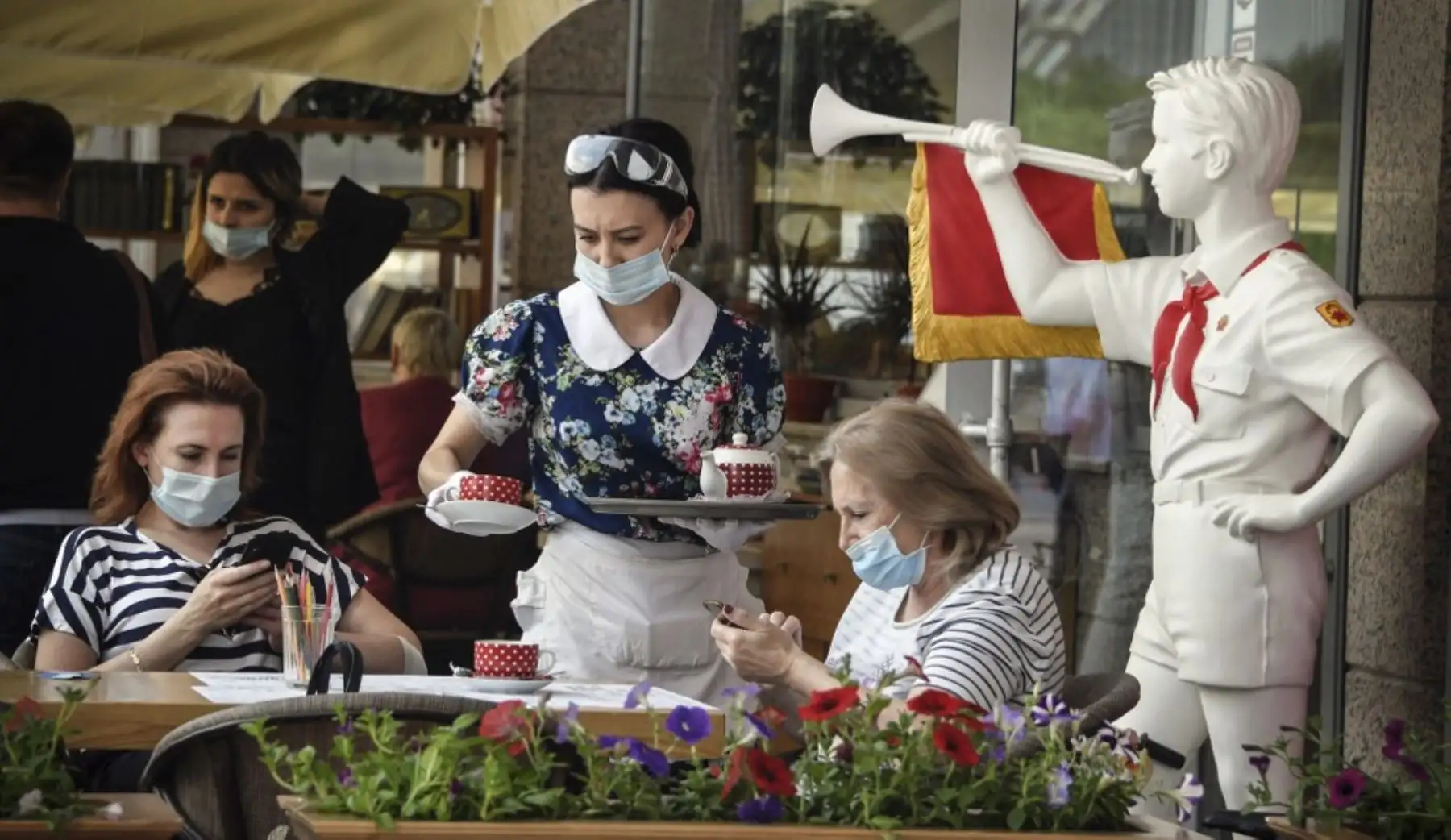 Una camarera sirve una comida en un café de estilo soviético en el centro de Moscú el 16 de junio de 2020, en medio del brote de covid-19, causado por el nuevo coronavirus. Foto: AFP