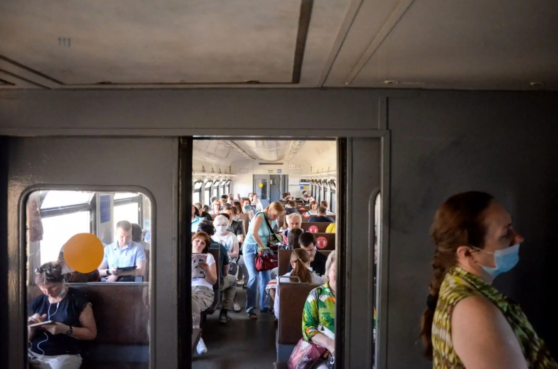 Los pasajeros, algunos con máscaras faciales, viajan en un tren suburbano en Moscú. Foto: AFP