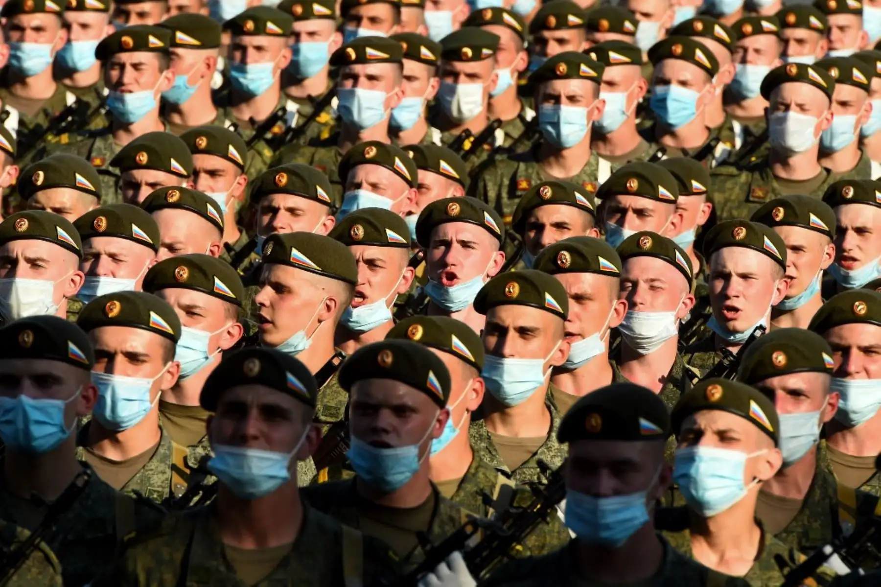 Los cadetes y militares militares rusos con máscaras faciales y guantes participan en un ensayo para el desfile militar. Foto: AFP