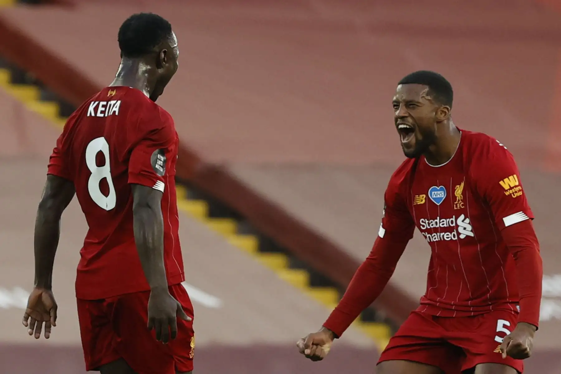 El mediocampista del Liverpool, Naby Keita, celebra el gol de apertura junto a su compañero Georginio Wijnaldum durante el partido de fútbol de la Premier League. Foto: AFP