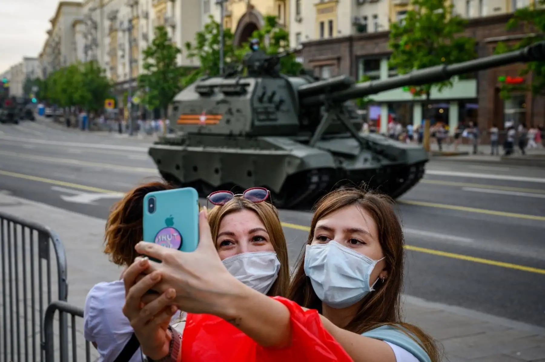 Una mujer se toma una selfie frente a vehículos militares rusos durante un ensayo para el Desfile de la Victoria de la Segunda Guerra Mundial en Moscú. Foto: AFP