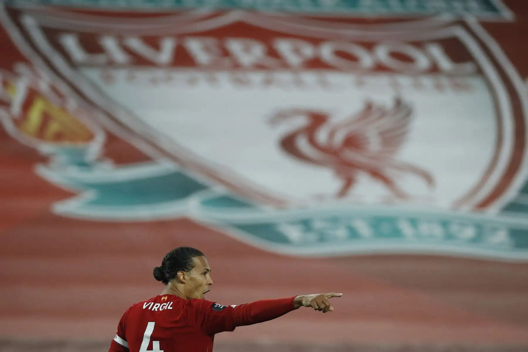 El defensor holandés de Liverpool, Virgil van Dijk, hace gestos durante el partido de fútbol de la Premier League inglesa entre Liverpool y Chelsea en Anfield, en Liverpool. Foto: AFP
