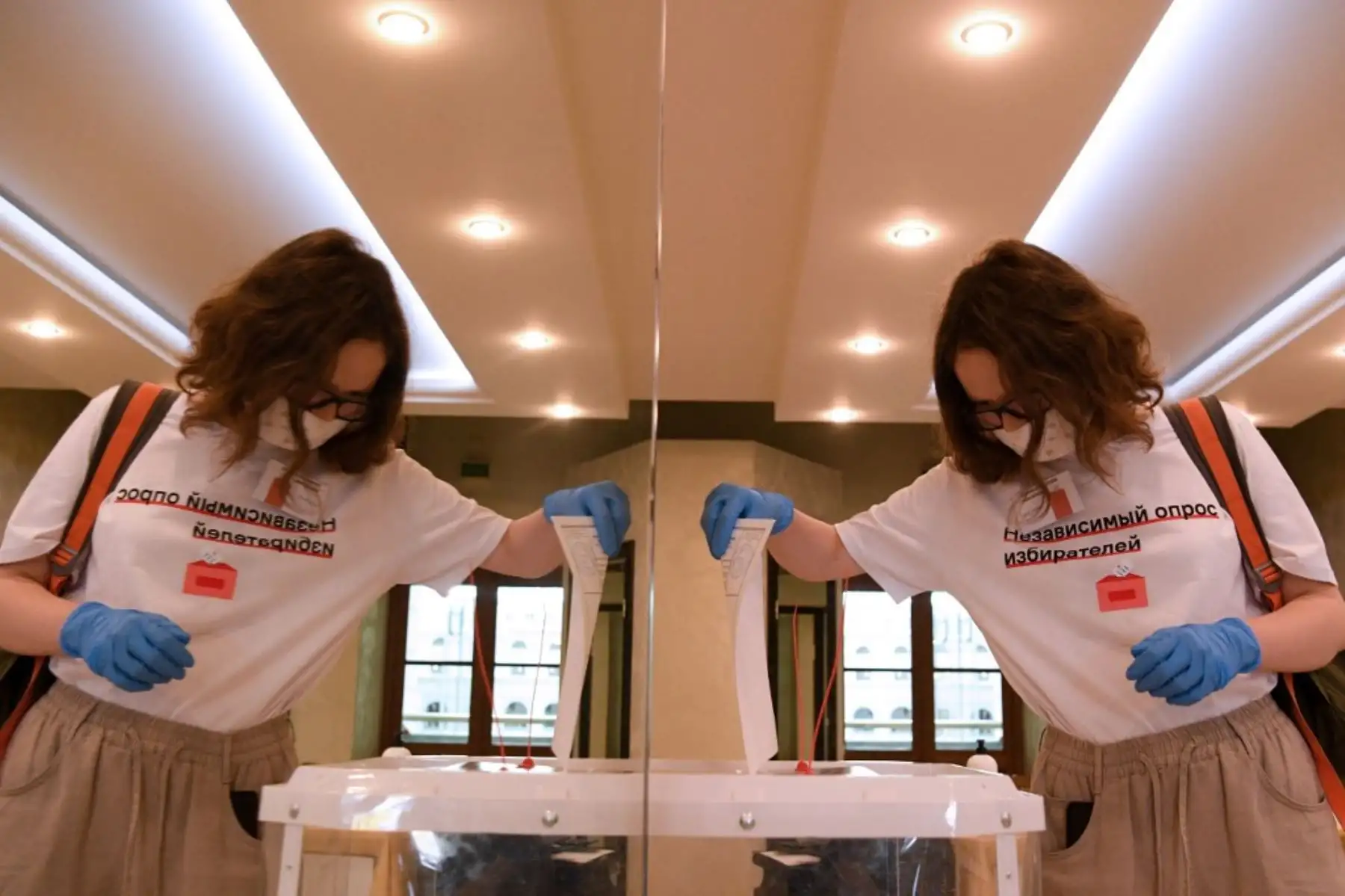 Una mujer que usa una mascarilla y guantes, una medida contra la propagación de la enfermedad por coronavirus, emite su voto en una votación a nivel nacional sobre las reformas constitucionales en un colegio electoral en Moscú. Foto: AFP