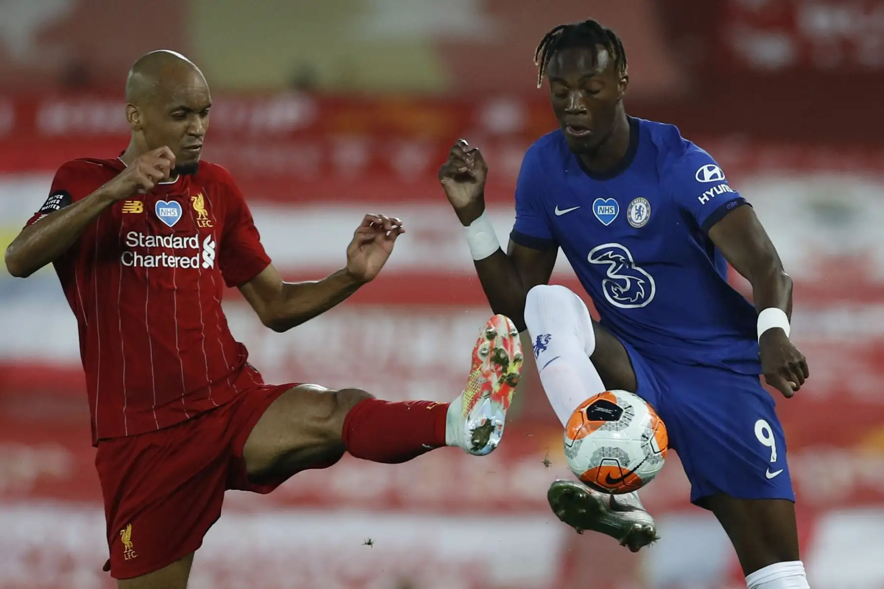 El mediocampista brasileño de Liverpool Fabinho y el delantero inglés del Chelsea Tammy Abraham disputan por el balón durante el partido de fútbol de la Premier League. Foto: AFP