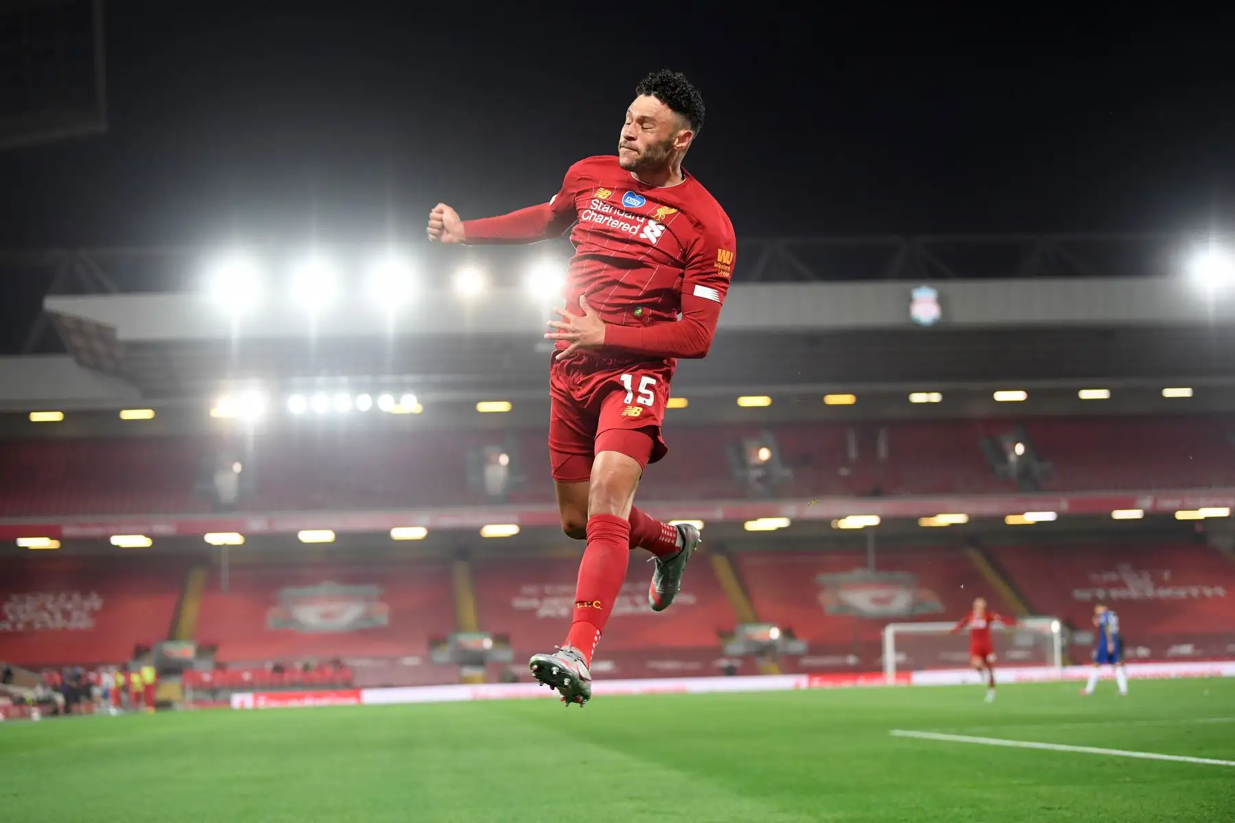 El mediocampista inglés de Liverpool Alex Oxlade-Chamberlain celebra el quinto gol de su equipo durante el partido de fútbol de la Premier League. Foto: AFP