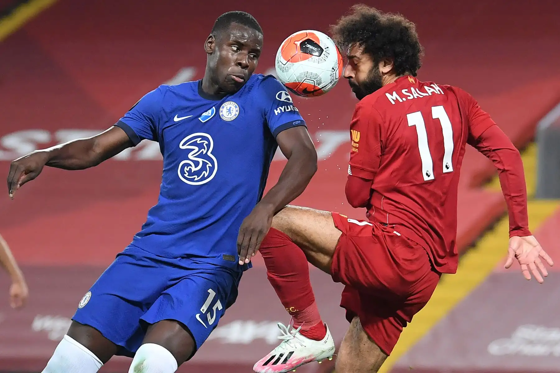 El defensa francés del Chelsea, Kurt Zouma, compite con el mediocampista egipcio de Liverpool, Mohamed Salah, durante el partido de fútbol de la Premier League. Foto: AFP