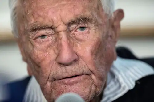 Esta fotografía de archivo pertenece al científico australiano David Goodall y fue tomada el 9 de mayo del 2018, un día antes de su suicidio asistido. Tenía 104 años y no presentaba una enfermedad terminal, pero dijo que su calidad de vida se había deteriorado y que quería morir. Foto: AFP