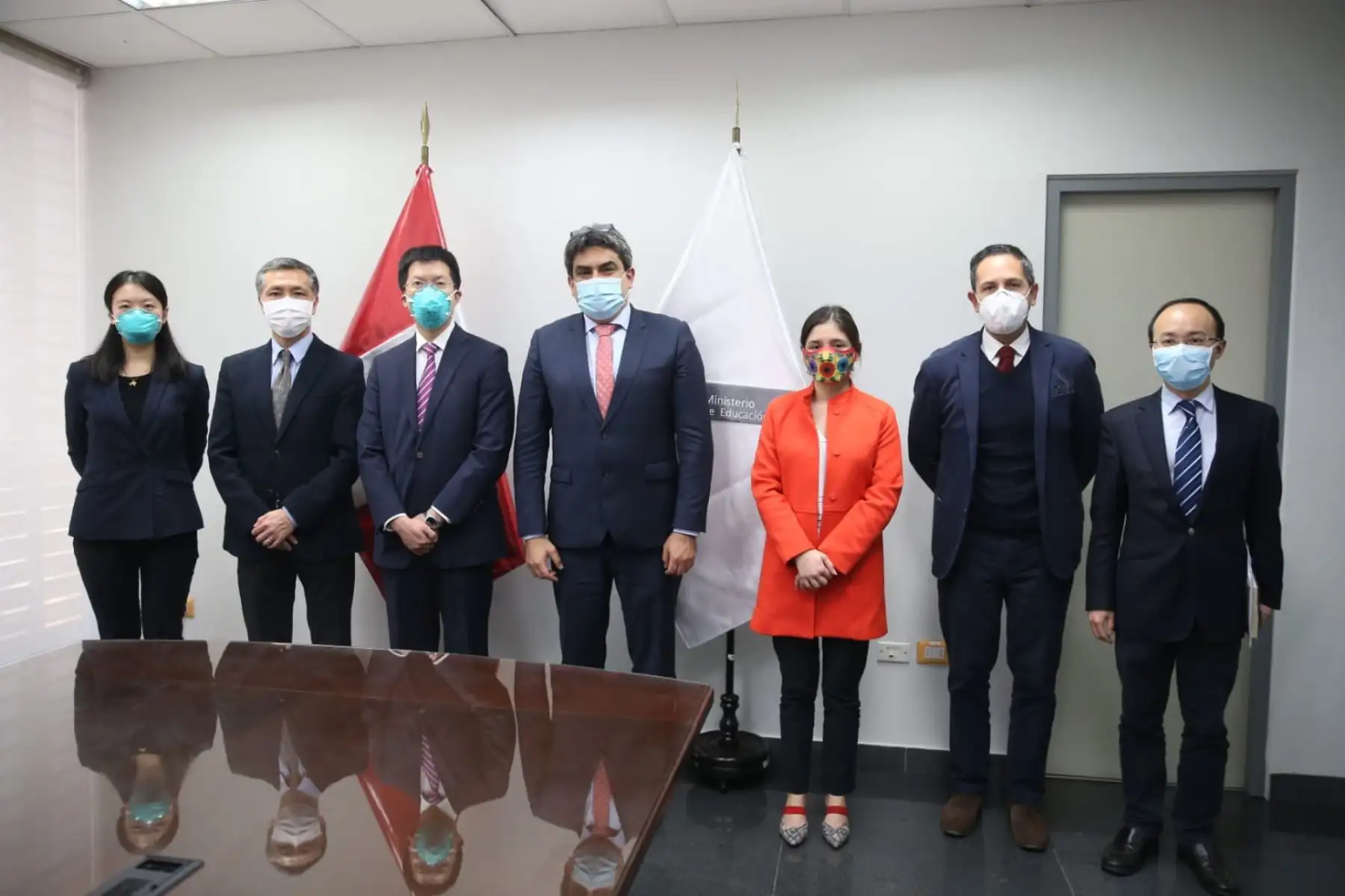 El ministro de Educación, Martín Benavides se reúne con el  Excmo. embajador de la República Popular China en el Perú, Liang Yu para tratar  sobre posibles rutas de cooperación para fortalecer el sistema educativo peruano a largo plazo.
Foto: Minedu