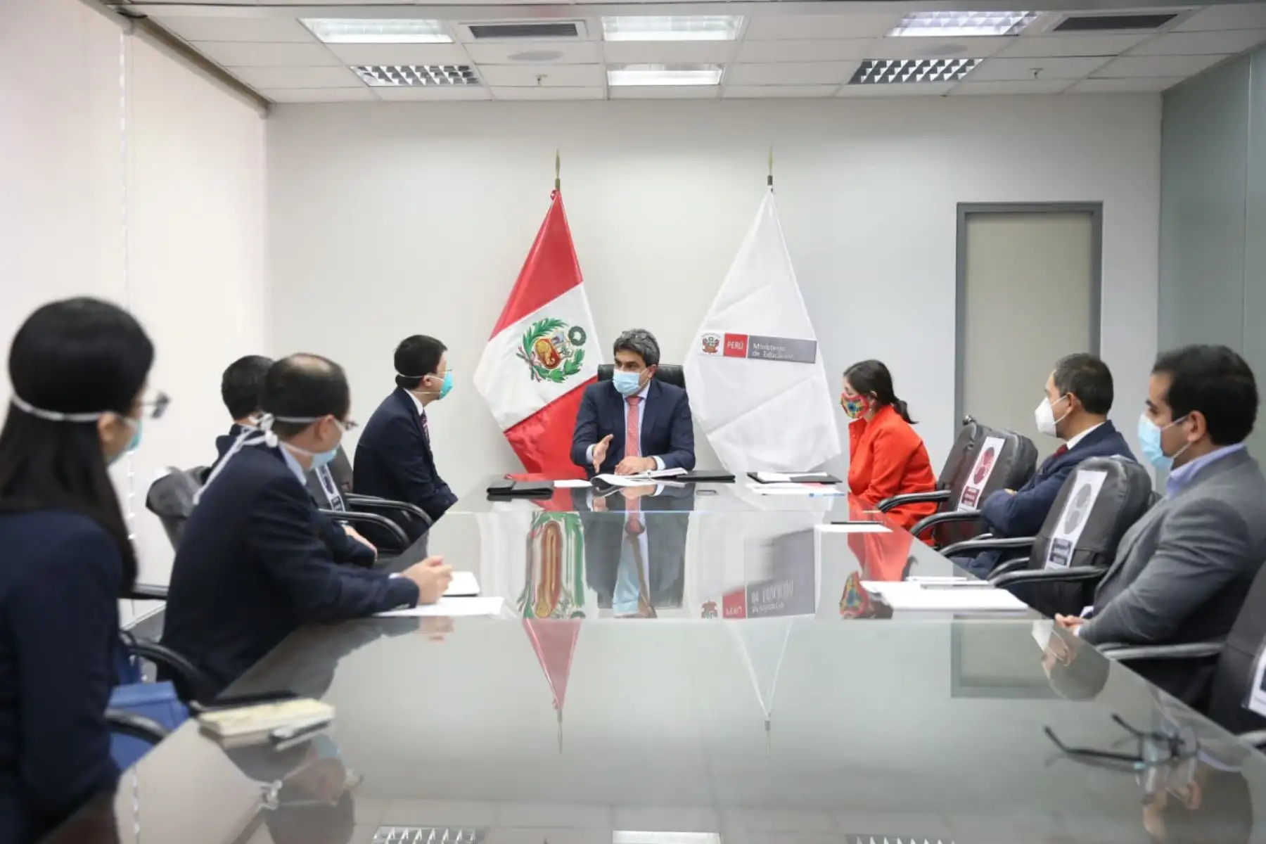 El ministro de Educación, Martín Benavides se reúne con el  Excmo. embajador de la República Popular China en el Perú, Liang Yu para tratar  sobre posibles rutas de cooperación para fortalecer el sistema educativo peruano a largo plazo.
Foto: Minedu
