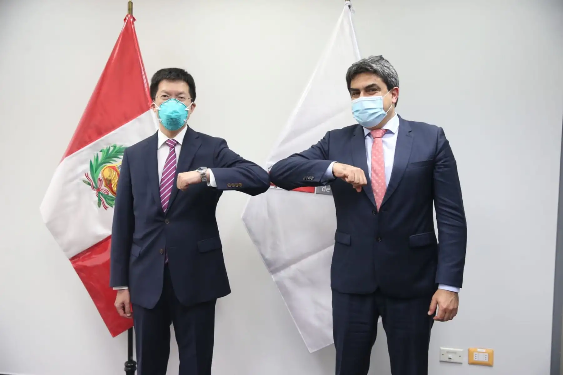 El ministro de Educación, Martín Benavides se reúne con el  Excmo. embajador de la República Popular China en el Perú, Liang Yu para tratar  sobre posibles rutas de cooperación para fortalecer el sistema educativo peruano a largo plazo.
Foto: Minedu