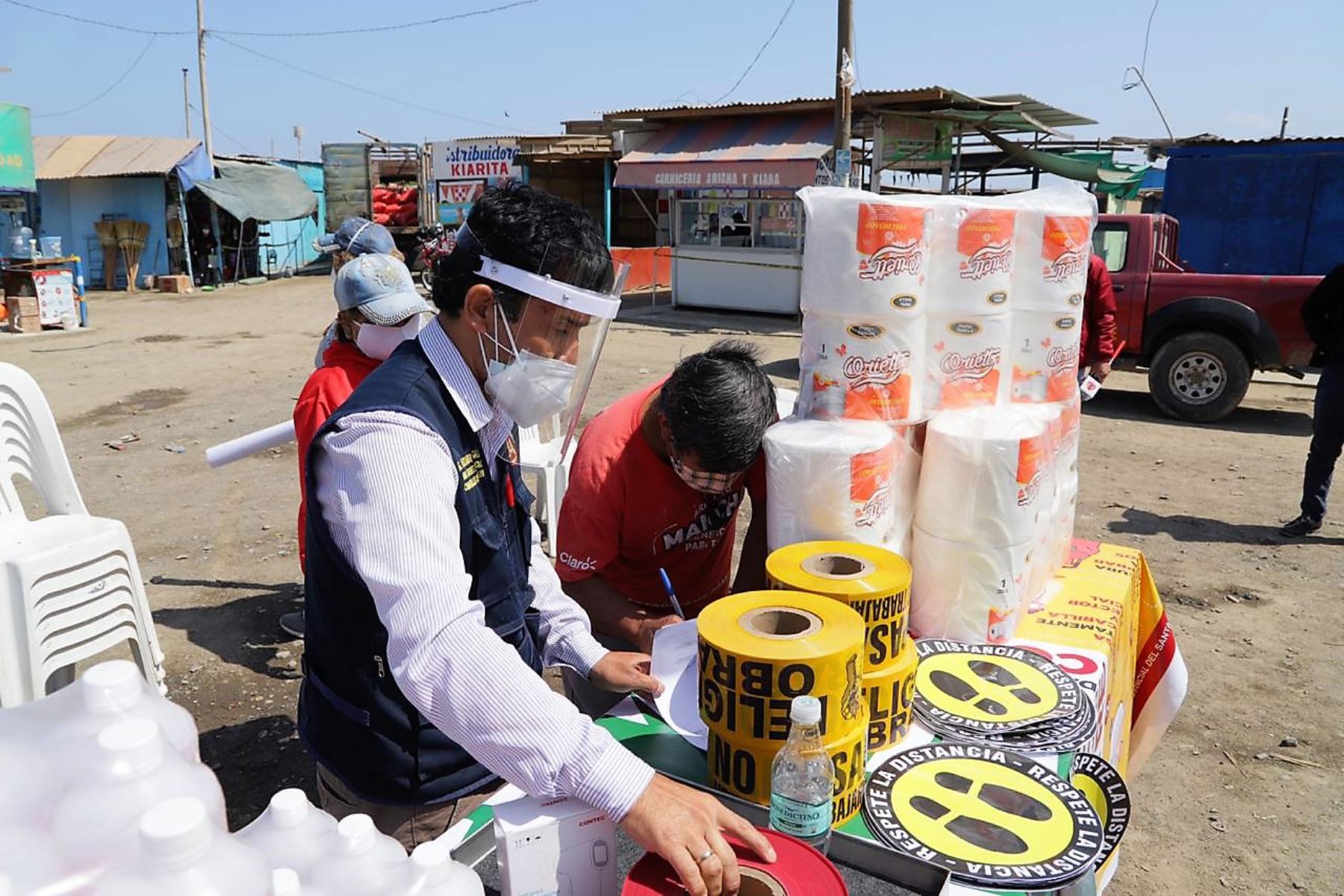 Entregan materiales para reforzar la bioseguridad en mercados de Chimbote. Foto: ANDINA.