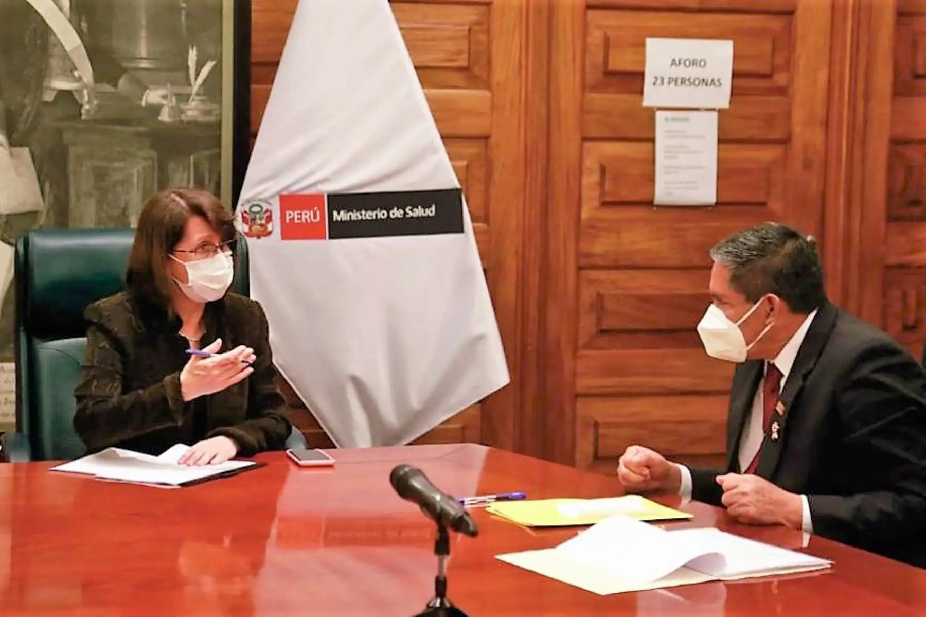 Ministra de Salud, Pilar Mazzetti, dialoga con el gobernador regional de Huánuco, Juan Alvarado.