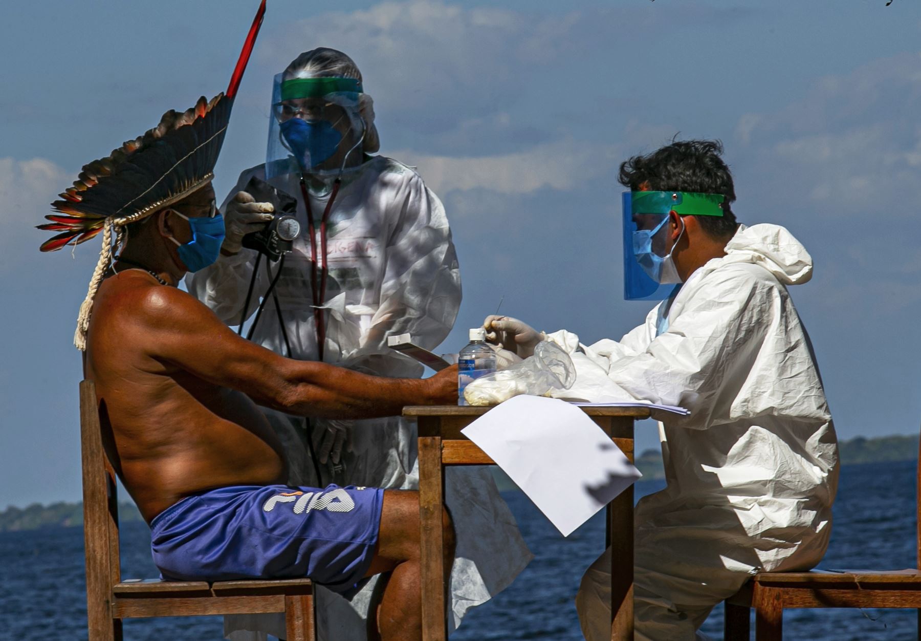 Enfermeras realizan una prueba rápida de covid-19 a pobladores de la tribu Arapium en las orillas del río Tapajos en el municipio de Santarem, Brasil. Foto: AFP