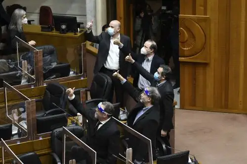 Ahora deberá ser revisada articulo por articulo y luego volverá a la Cámara de Diputados para un voto definitivo de urgencia. Foto: AFP