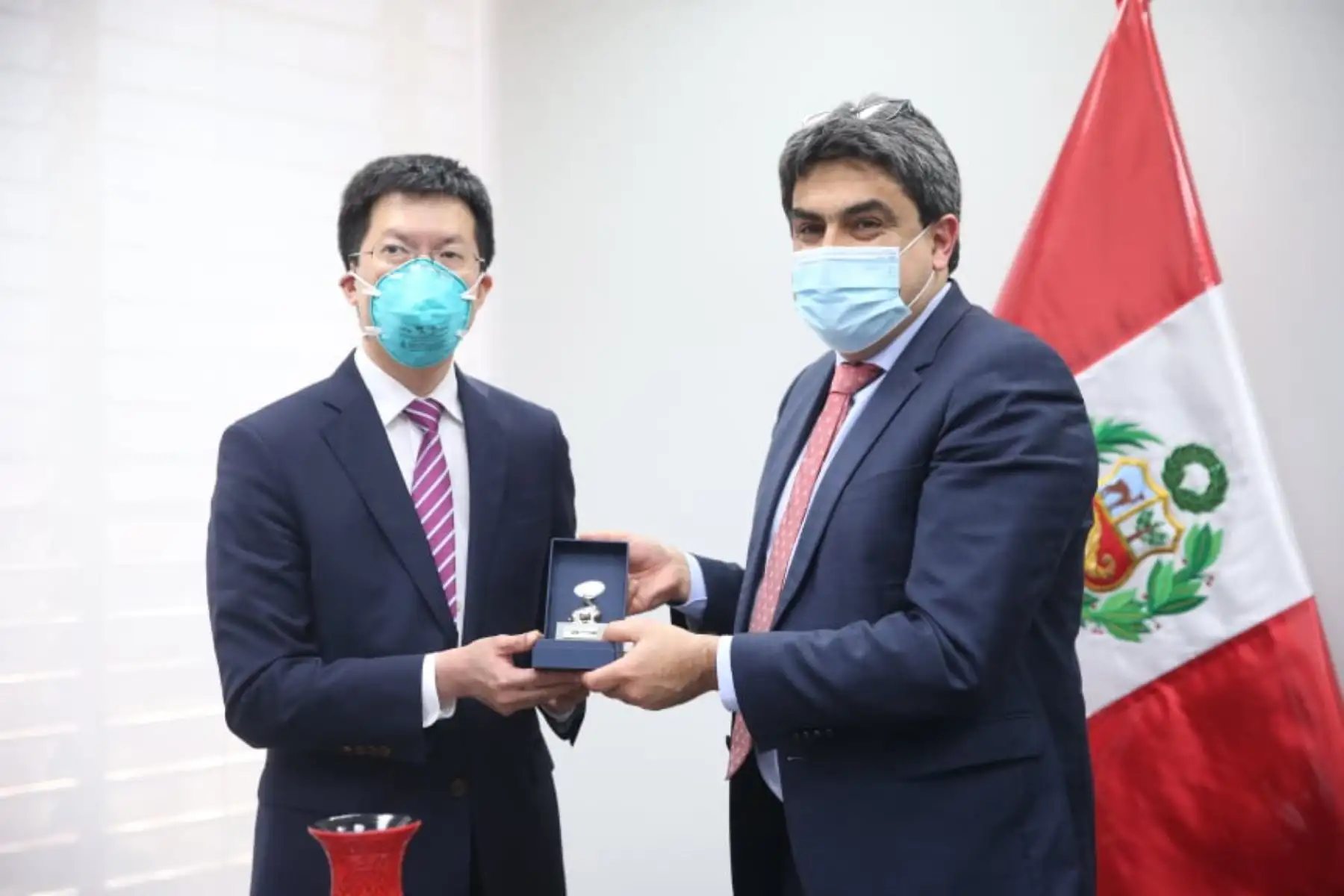 El ministro de Educación, Martín Benavides se reúne con el  Excmo. embajador de la República Popular China en el Perú, Liang Yu para tratar  sobre posibles rutas de cooperación para fortalecer el sistema educativo peruano a largo plazo.
Foto: Minedu