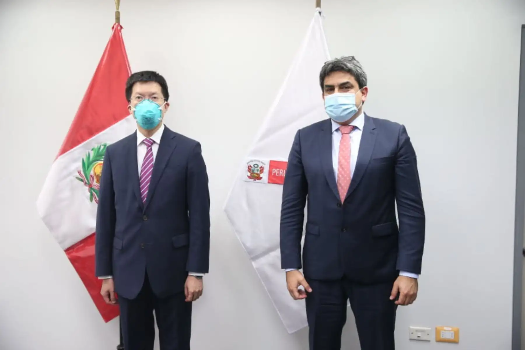 El ministro de Educación, Martín Benavides se reúne con el  Excmo. embajador de la República Popular China en el Perú, Liang Yu para tratar  sobre posibles rutas de cooperación para fortalecer el sistema educativo peruano a largo plazo.
Foto: Minedu