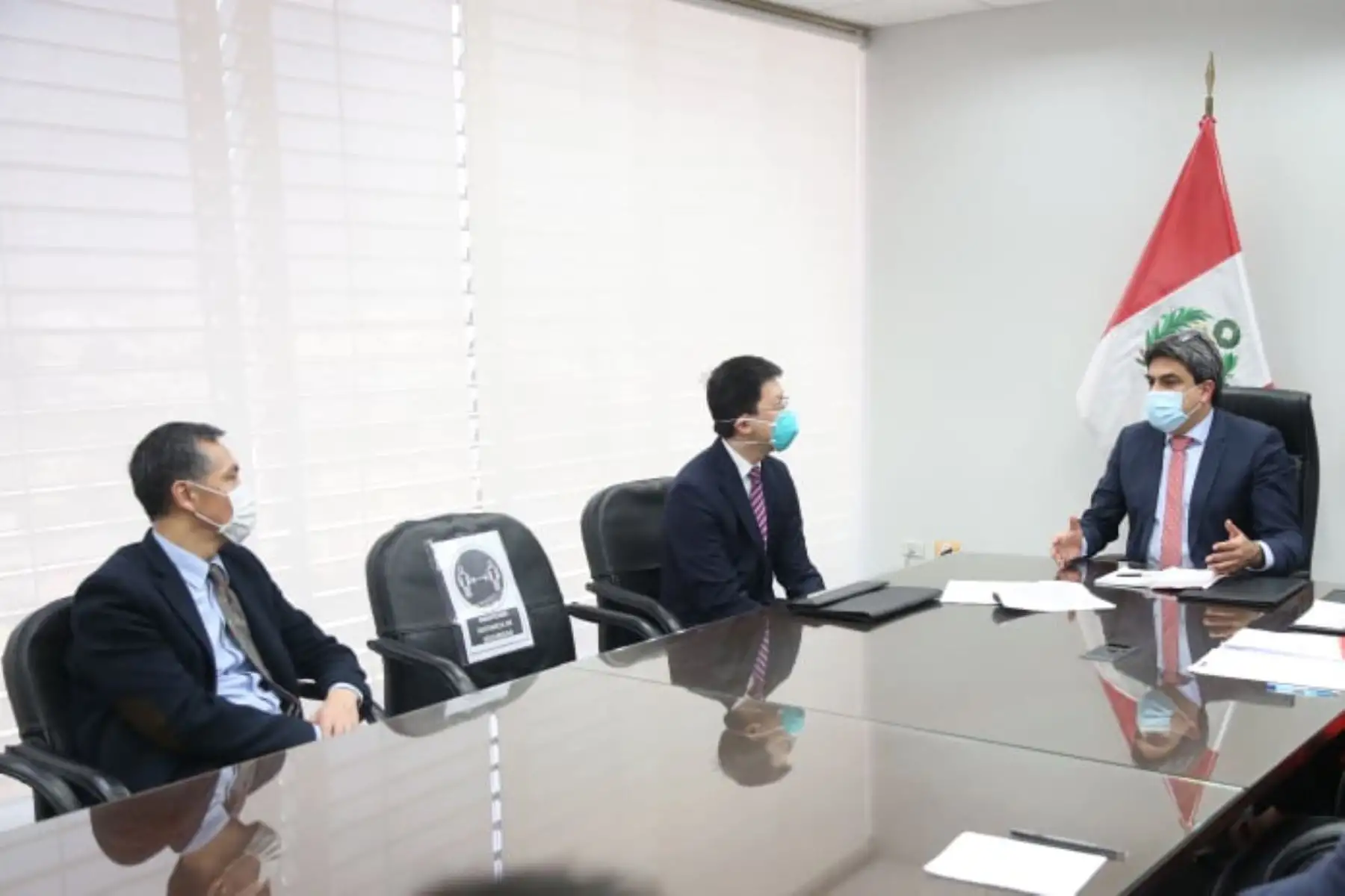 El ministro de Educación, Martín Benavides se reúne con el  Excmo. embajador de la República Popular China en el Perú, Liang Yu para tratar  sobre posibles rutas de cooperación para fortalecer el sistema educativo peruano a largo plazo.
Foto: Minedu