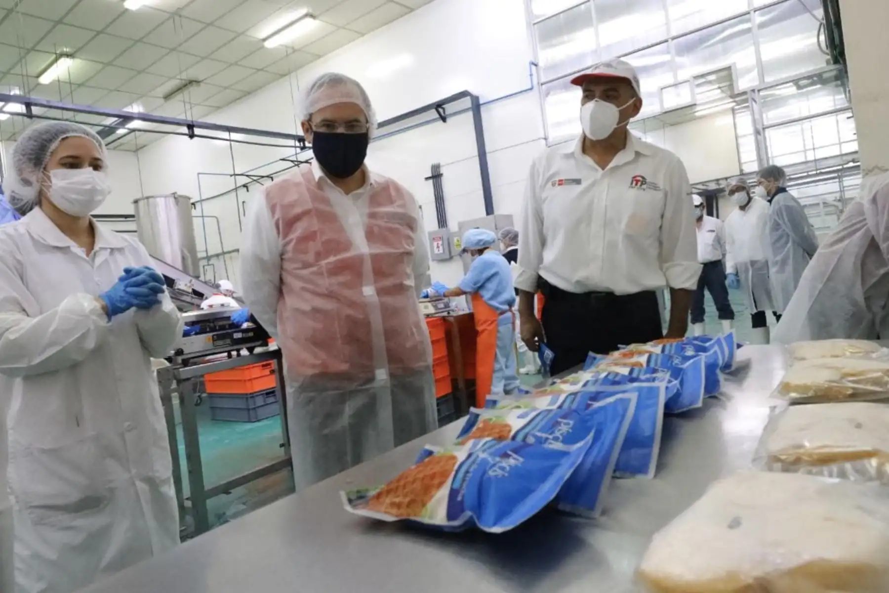 El ministro de la Producción, Jose Salardi, supervisó los servicios que ofrece el CITE pesquero Callao, que desde julio reactivó sus plantas de conservas y de pastas preformados, en servicio de las mypes pesqueras del país.Foto: Ministerio de la Producción