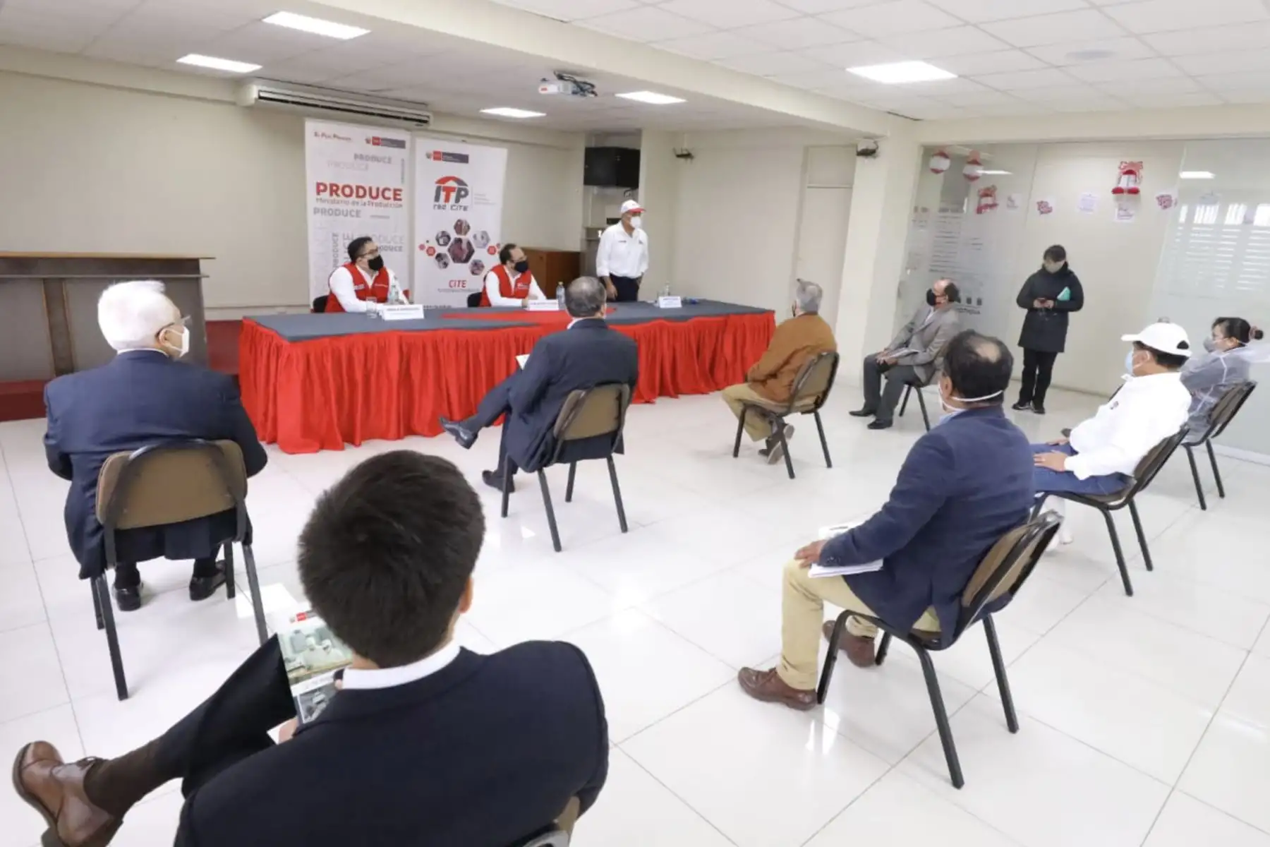 Durante su visita, el ministro se reunió con representantes de las mypes de la industria pesquera, para lograr juntos, mejorar la eficiencia de los servicios tecnológicos y de innovación que les ofrece este Cite. Foto: Ministerio de la Producción